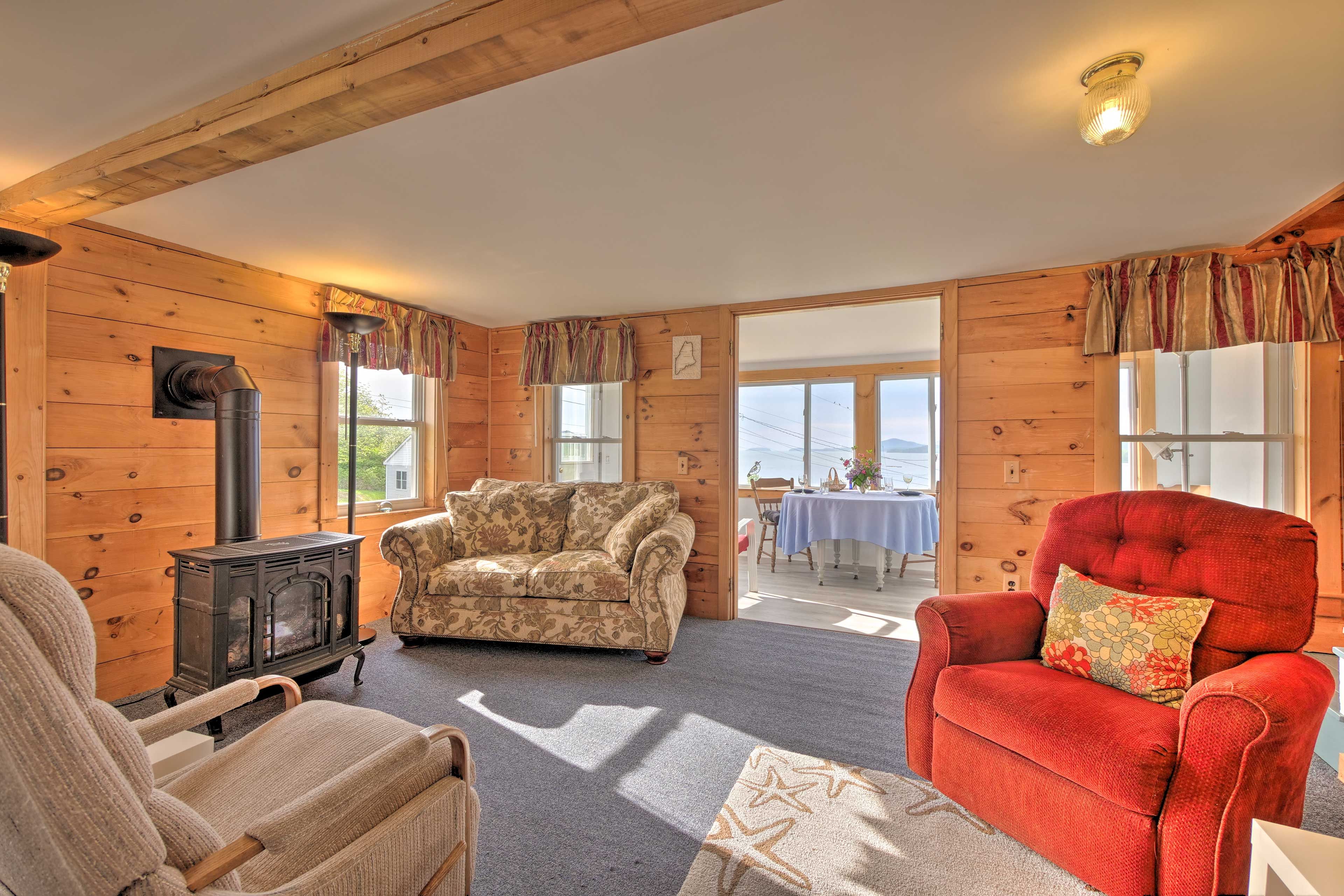 Living Room | Wall A/C Units | Gas Fireplace | Free WiFi | Main Level