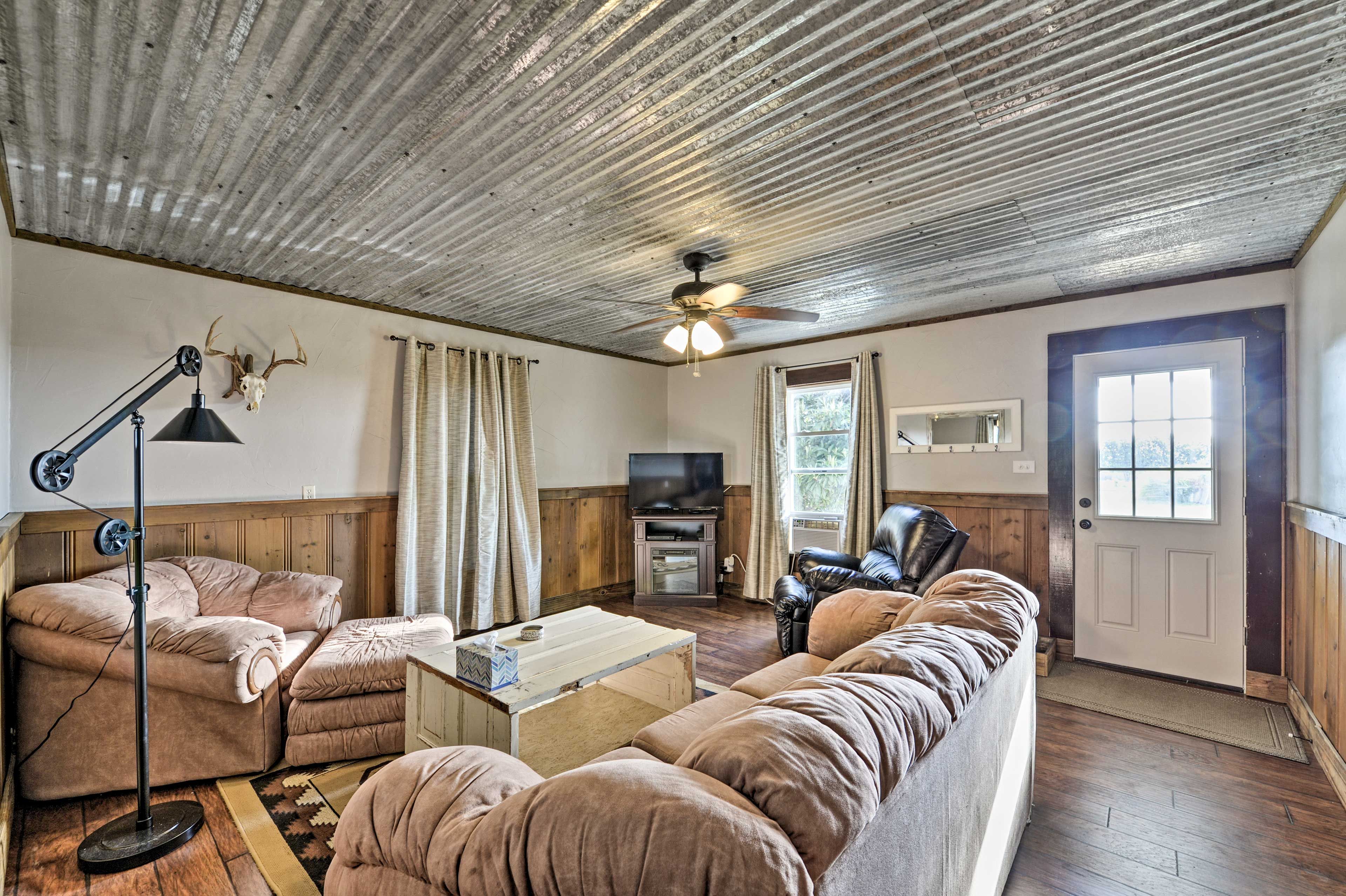Bruceville Vacation Rental | 2BR | 1BA | Stairs Required | 900 Sq Ft
