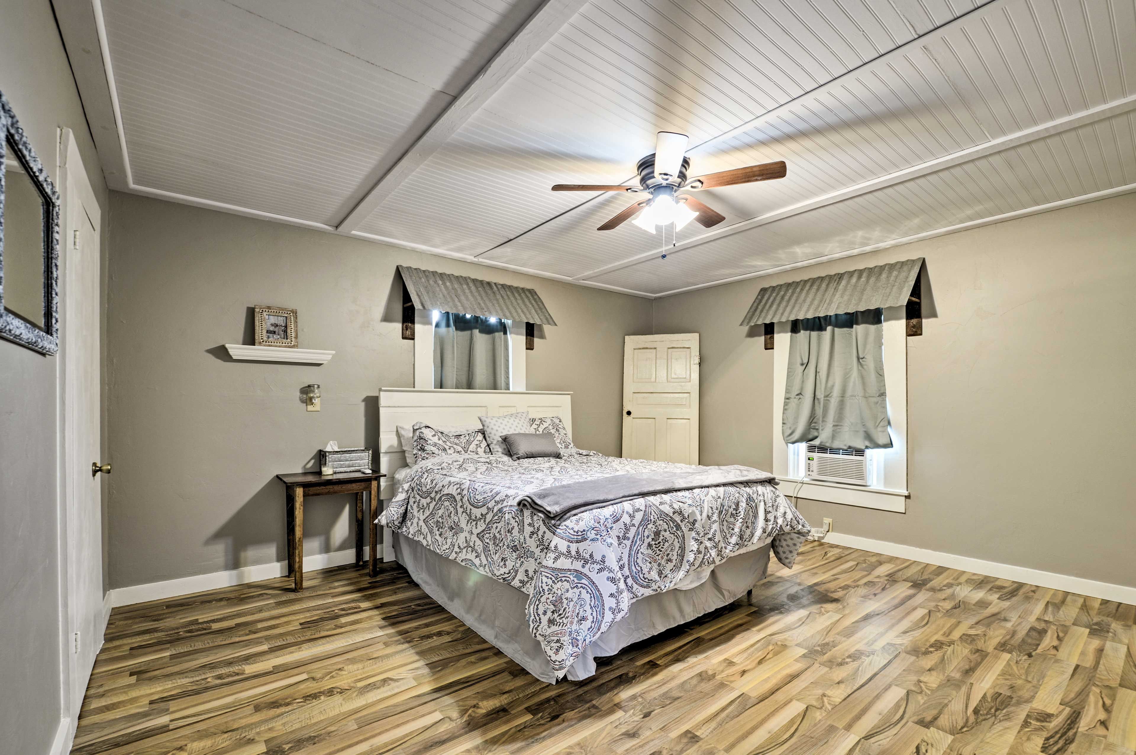 Bedroom 1 | Queen Bed