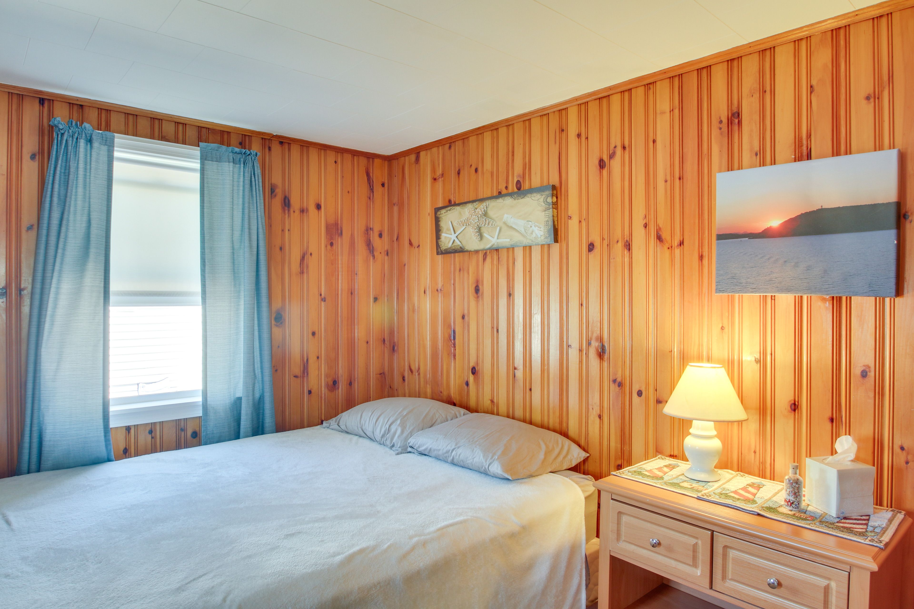 Bedroom 1 | Queen Bed