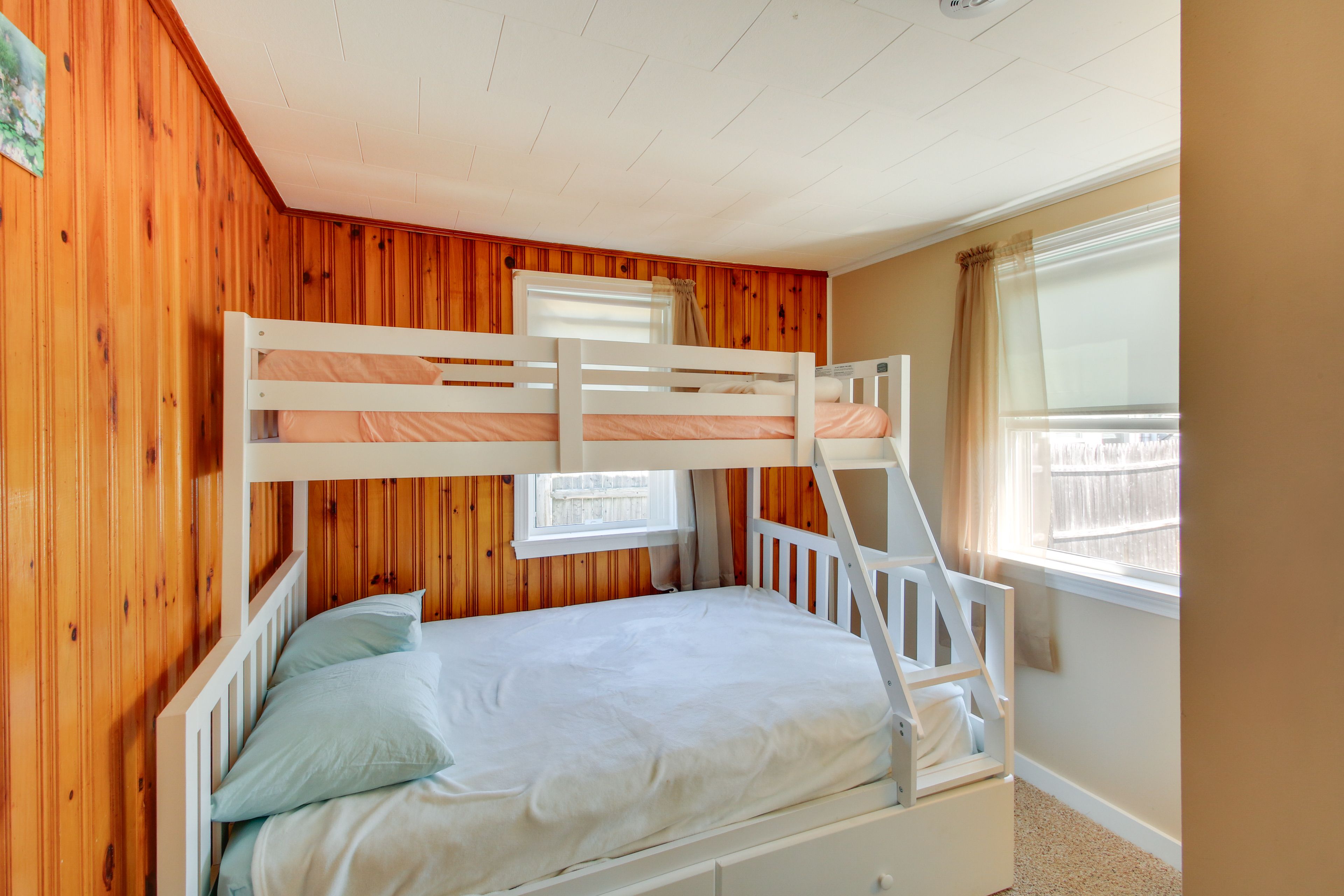 Bedroom 3 | Twin/Full Bunk Bed