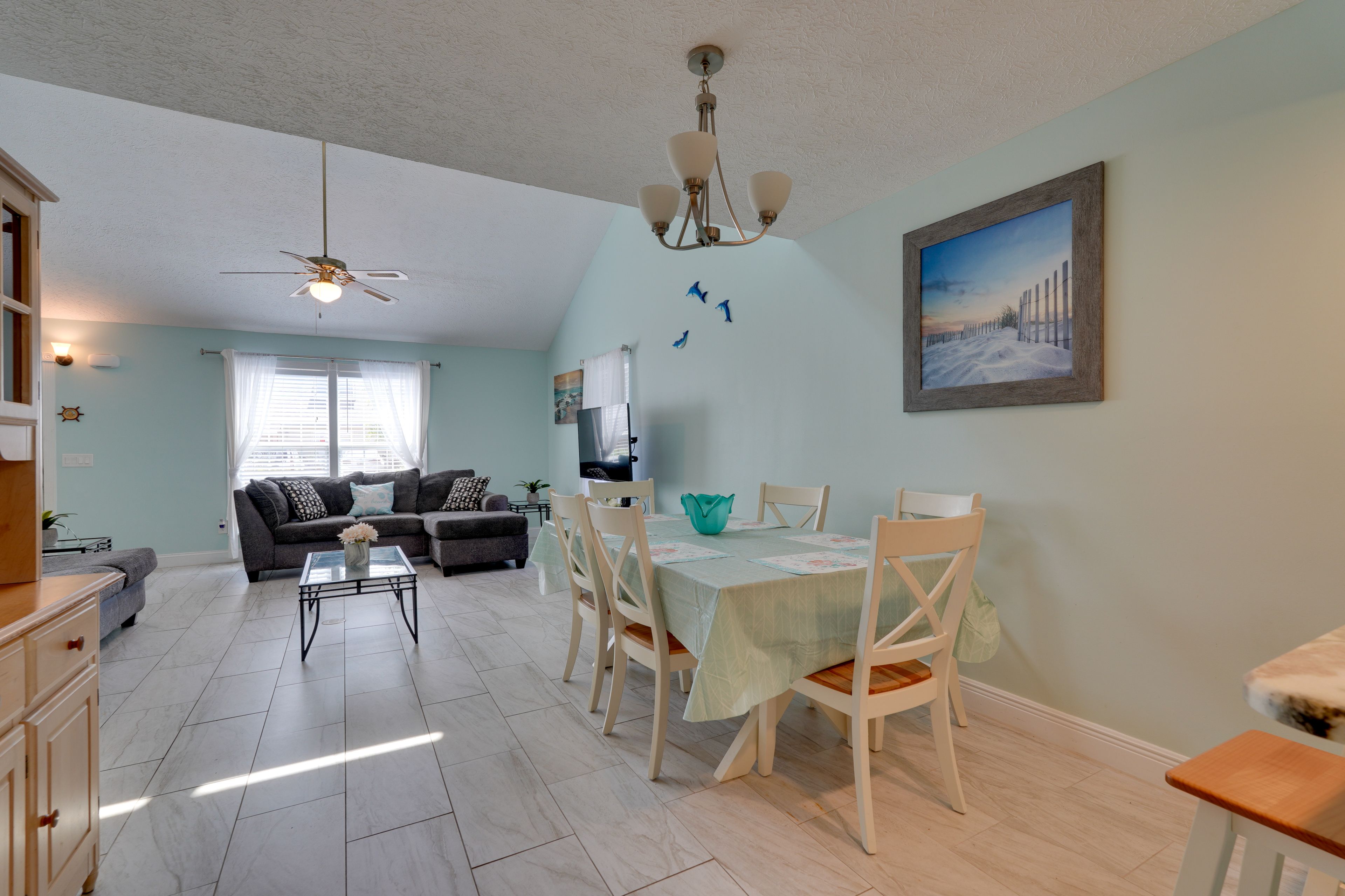 Dining Area | Dishware/Flatware Provided | 1st Floor