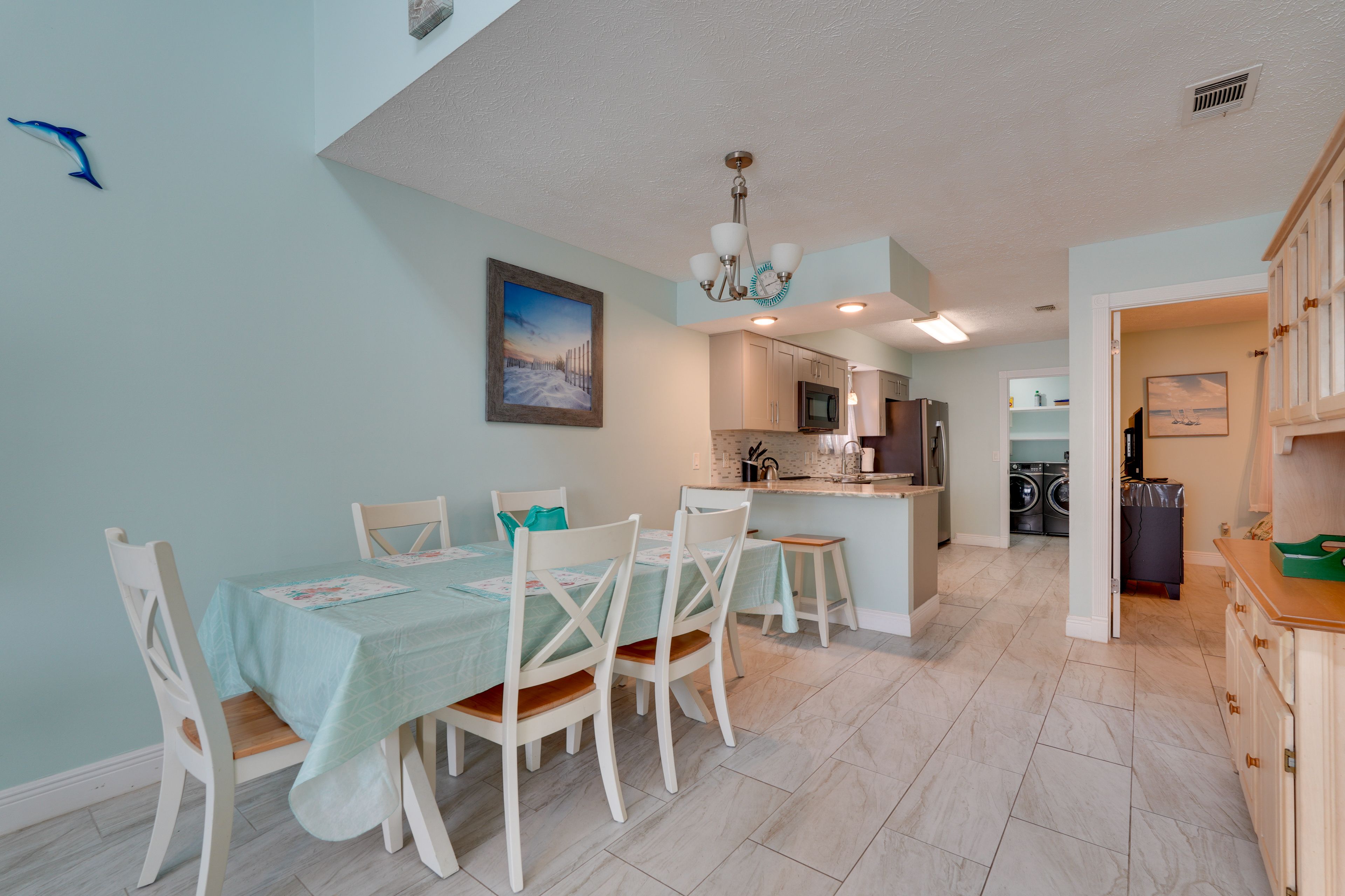 Dining Area | Central Air Conditioning/Heat | Free WiFi
