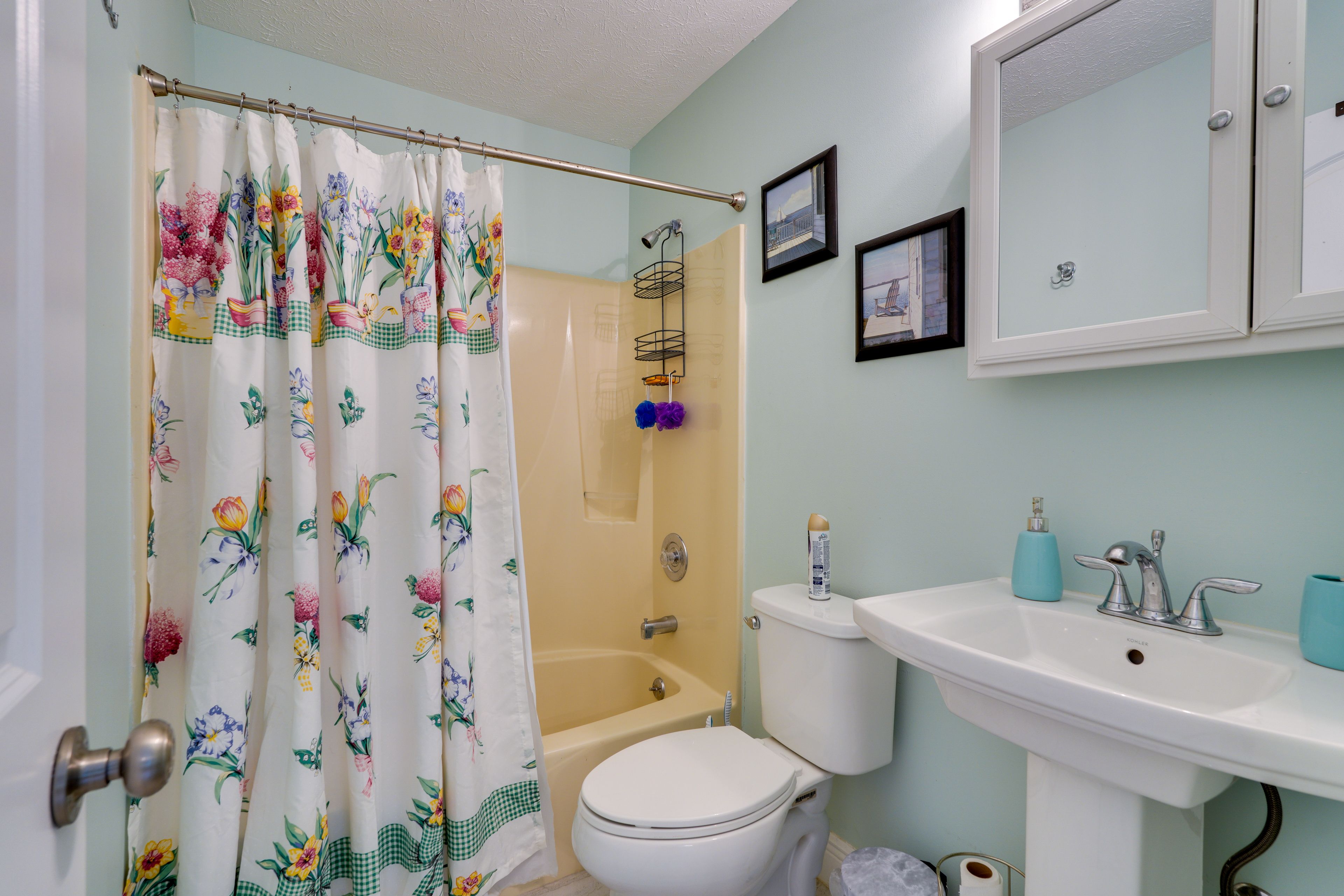 Full Bathroom | Towels Provided | 1st Floor