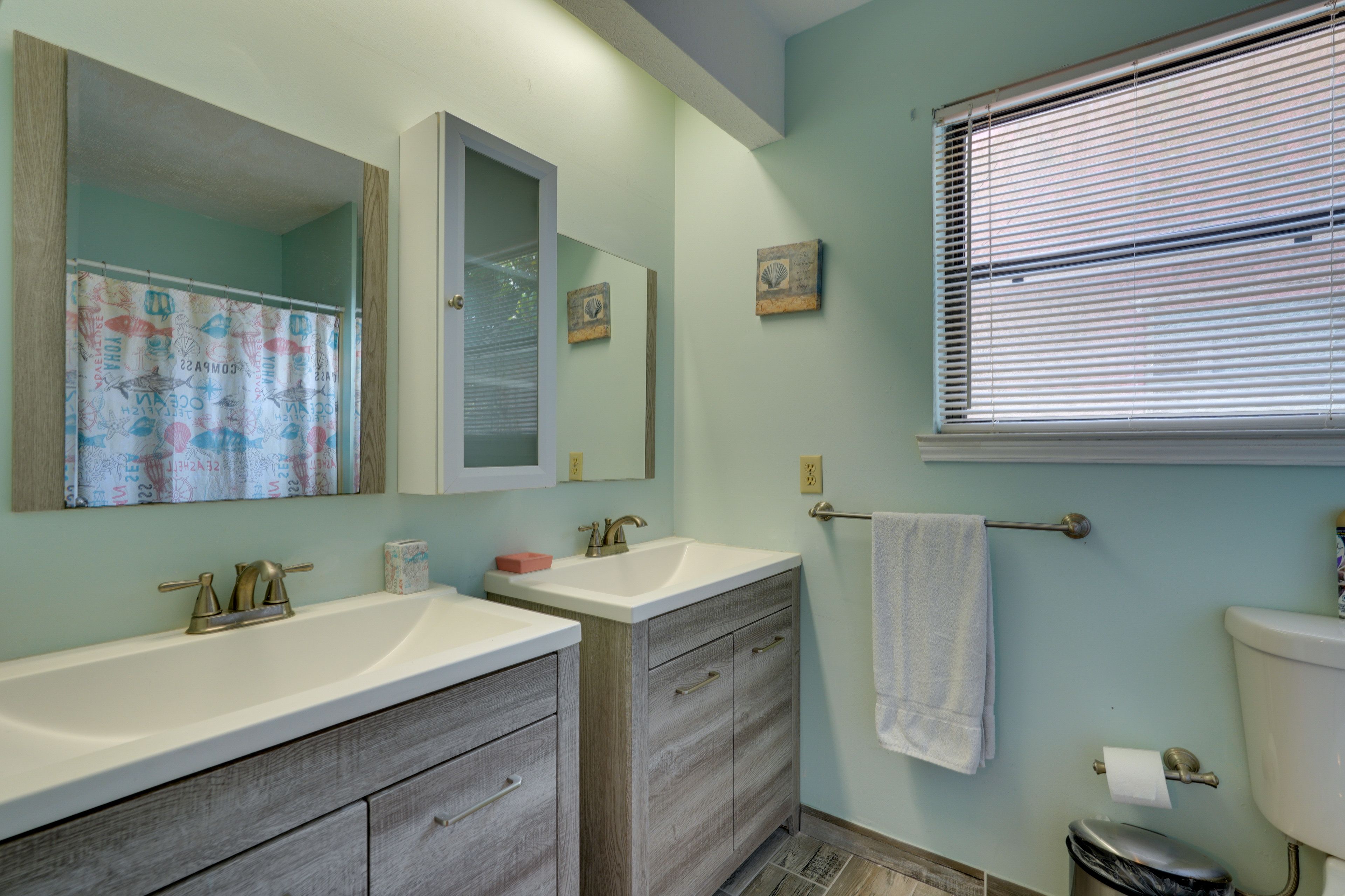 En-Suite Bathroom | Shower/Bathtub | Complimentary Toiletries | 2nd Floor