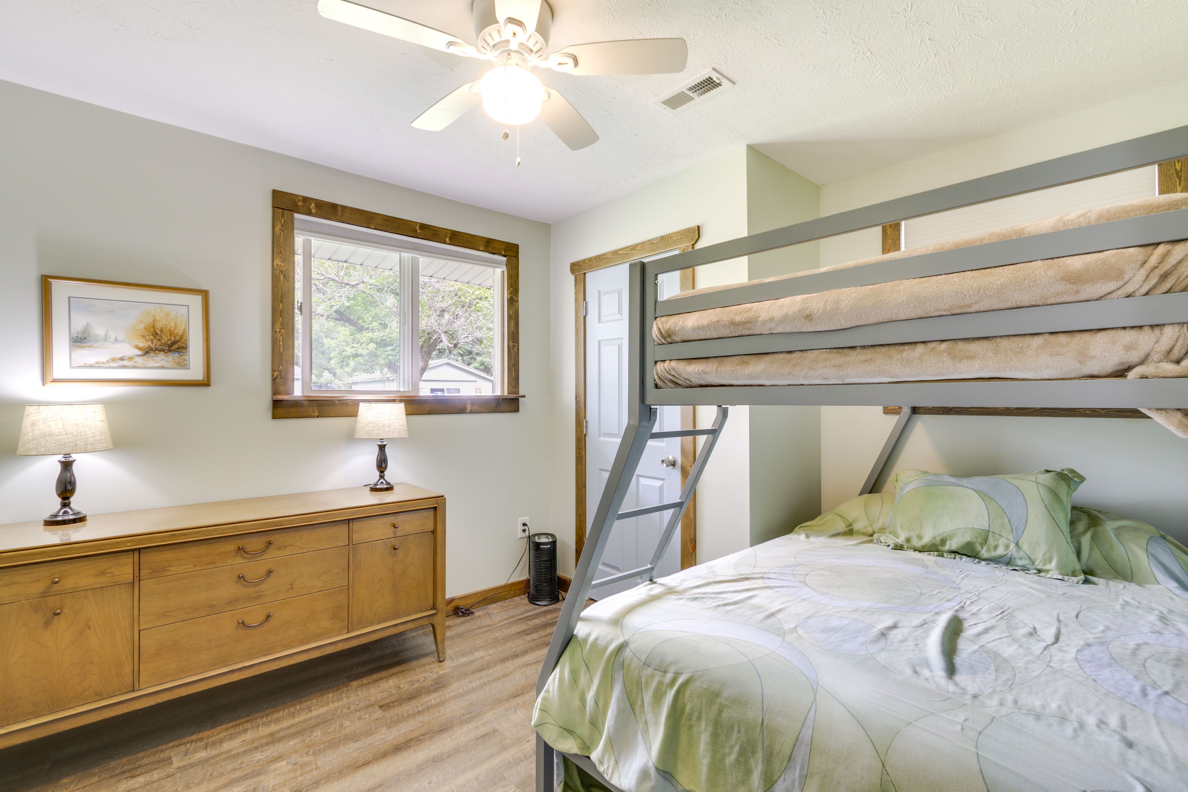 Bedroom 3 | Twin/Full Bunk Bed
