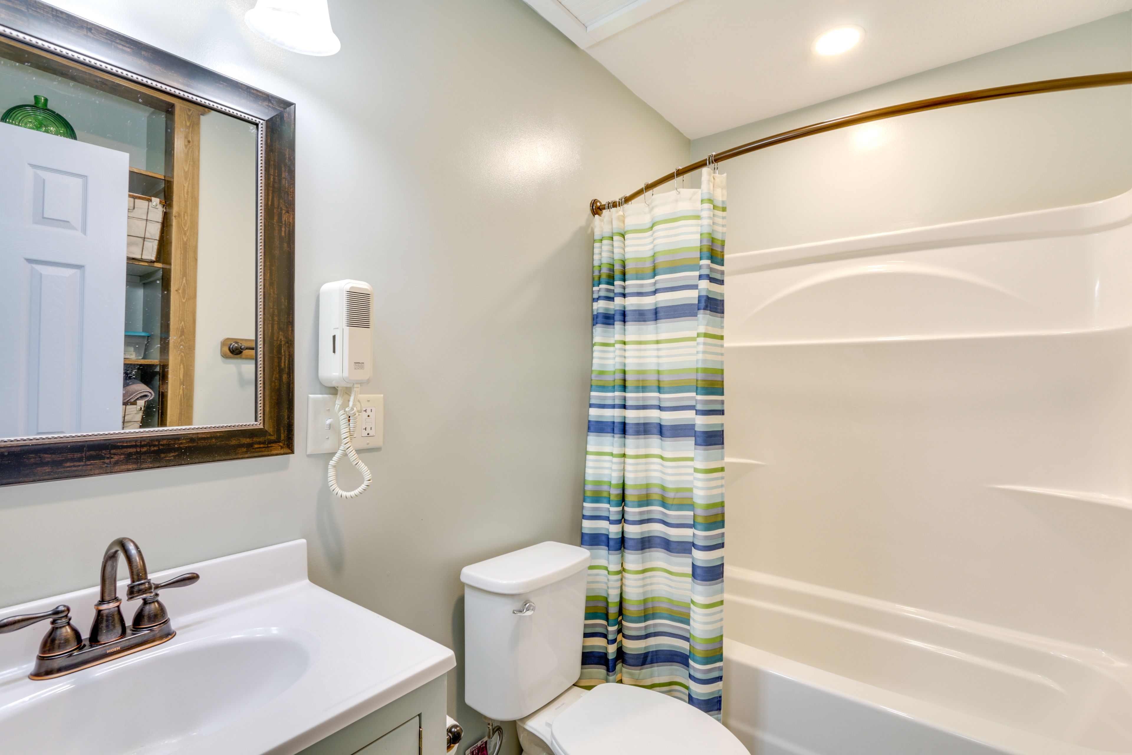 Full Bathroom | Towels Provided | Complimentary Toiletries