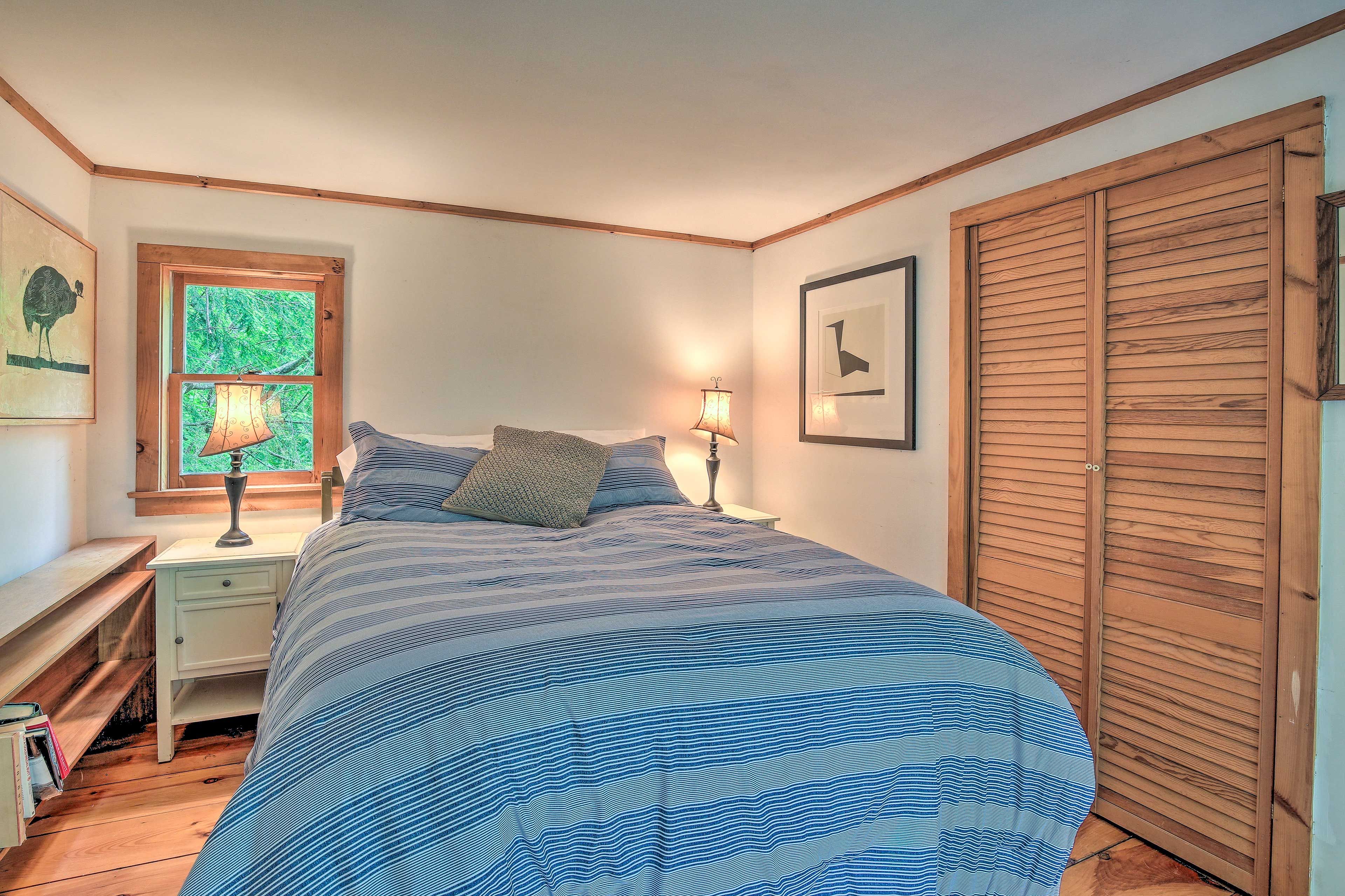 Bedroom 1 | Queen Bed