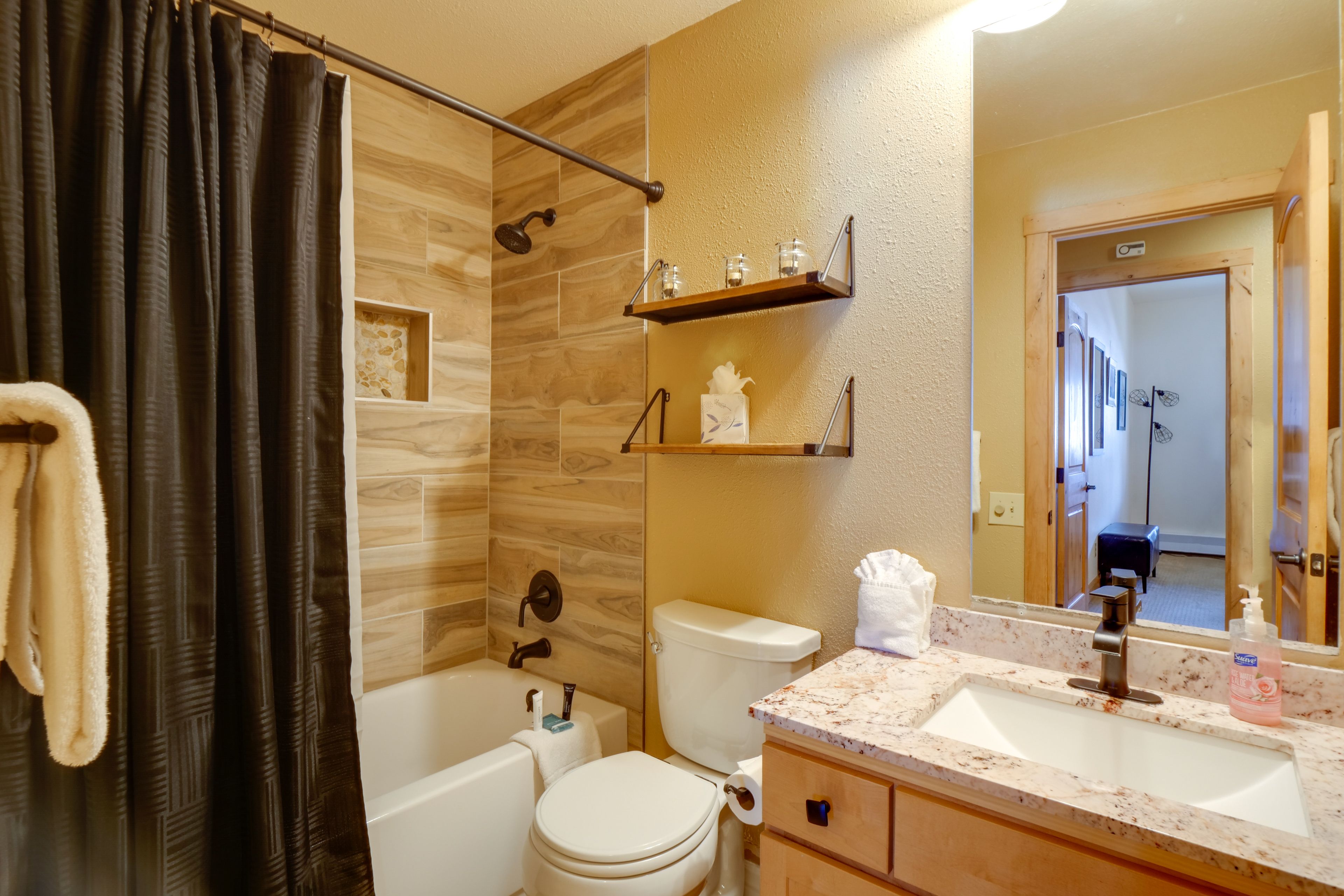 Full Bathroom | Towels & Linens Provided