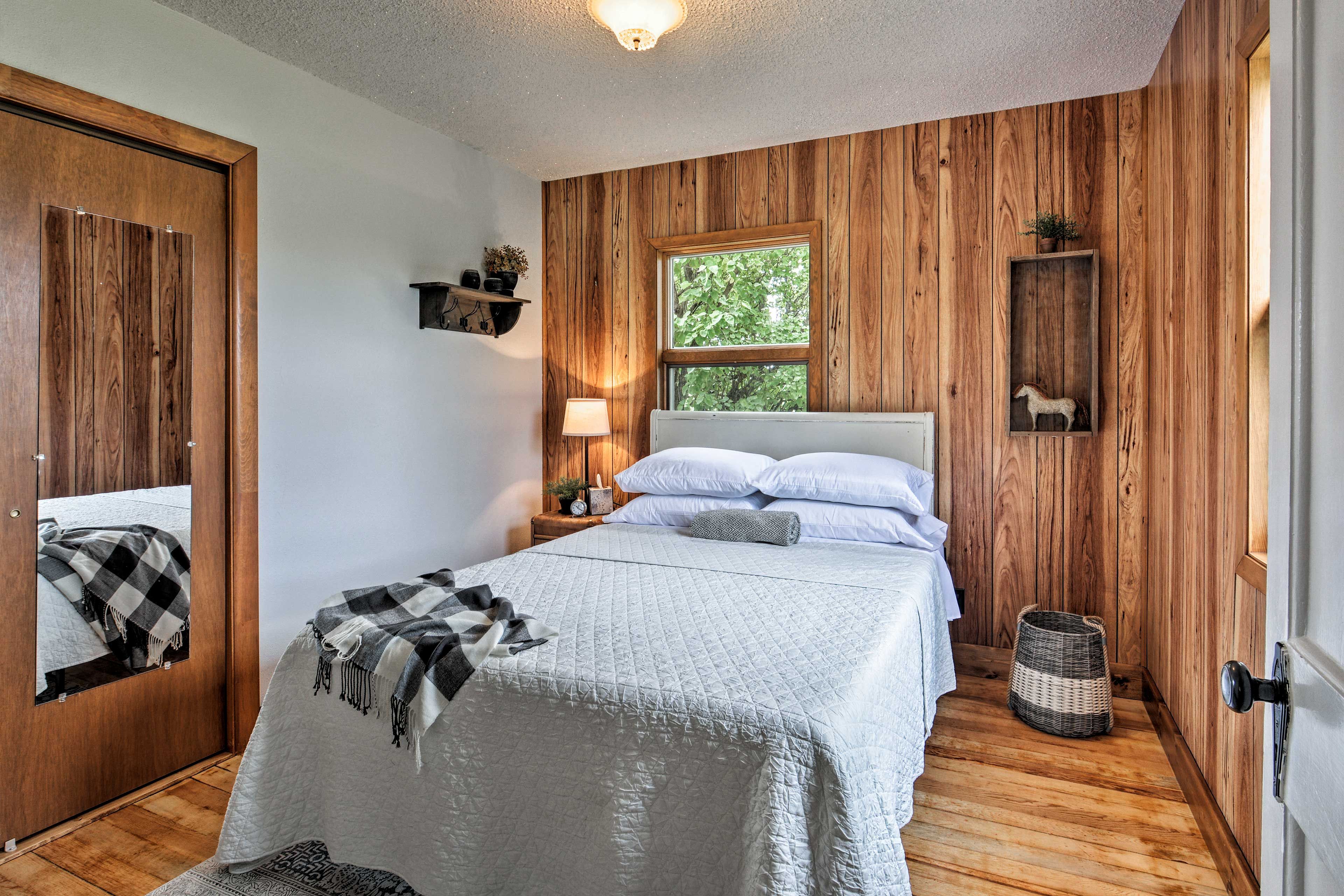 Bedroom 1 | Queen Bed | Linens Provided