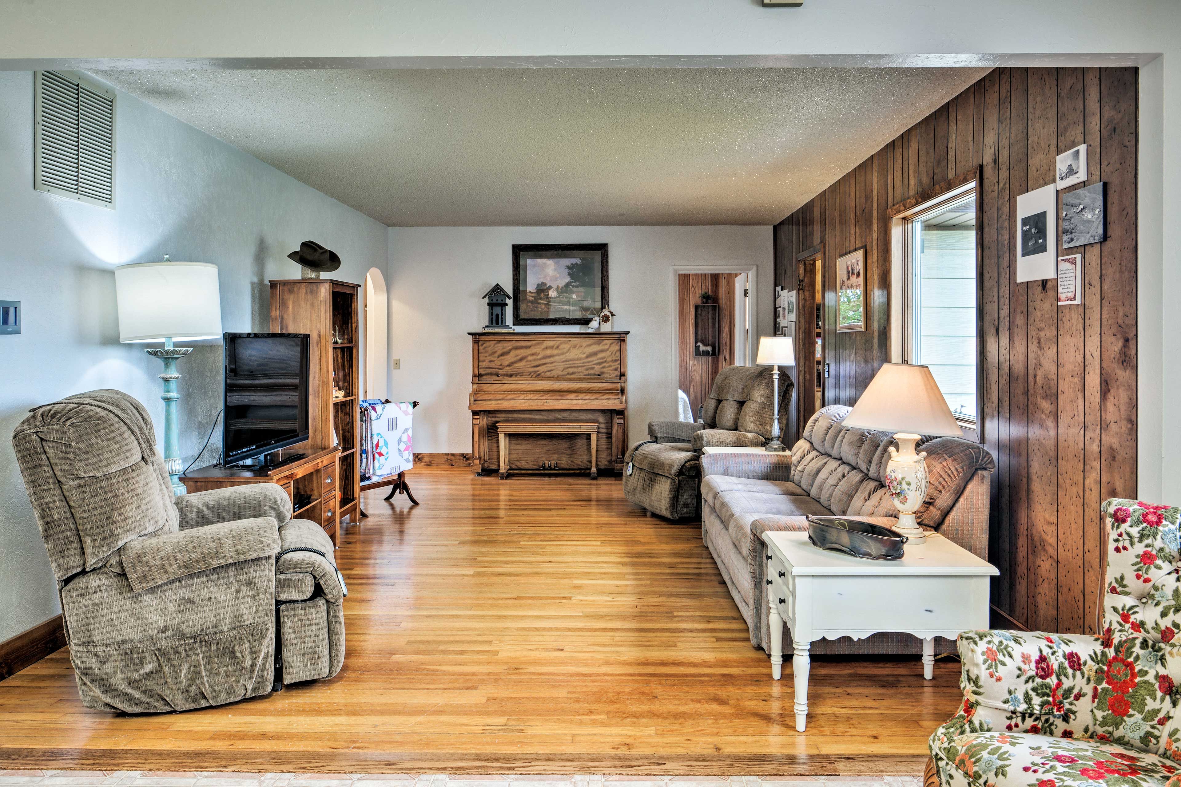 Living Room | Sleeper Sofa | Free WiFi | 2 Recliner Chairs | Piano