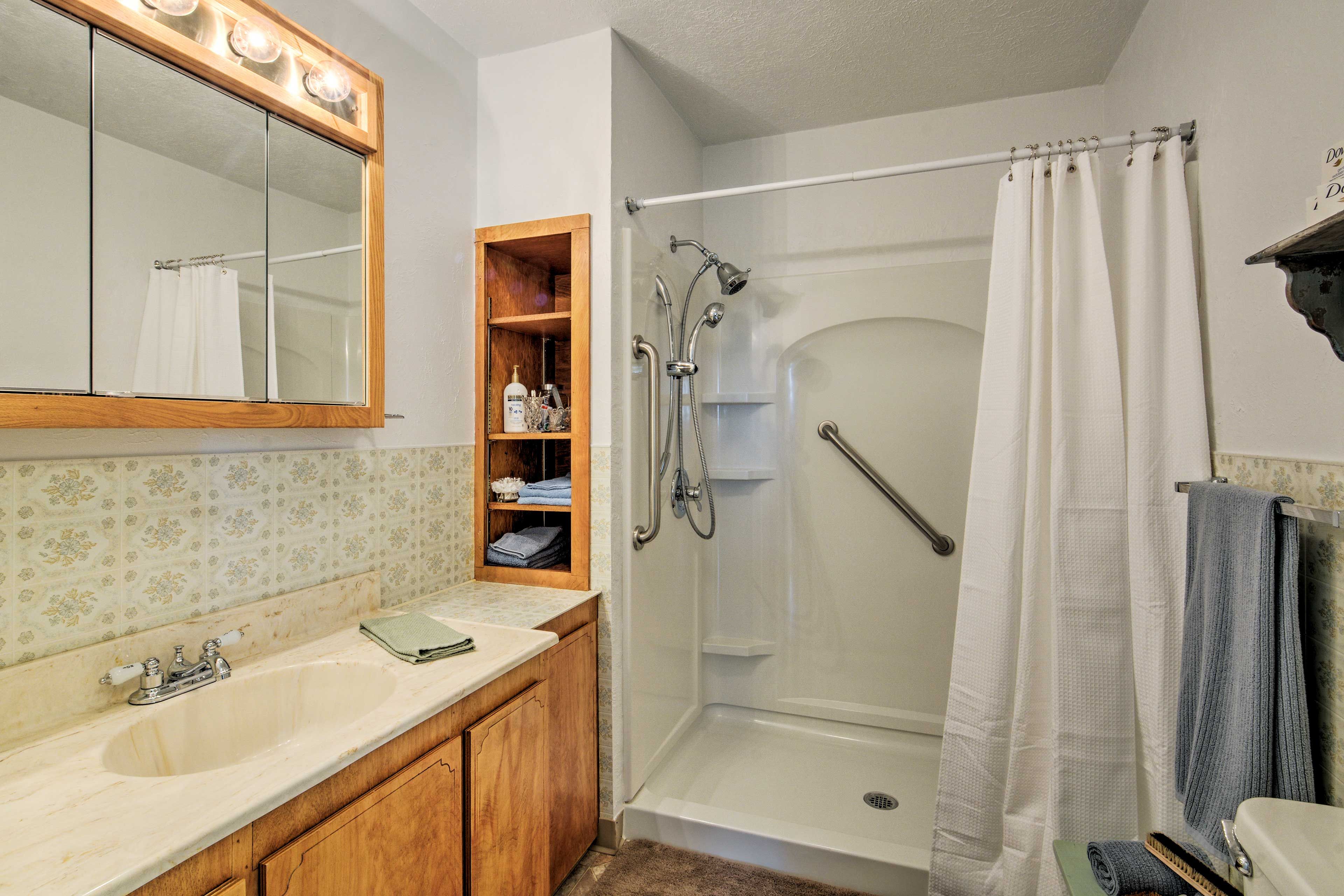 Full Bathroom | Towels Provided