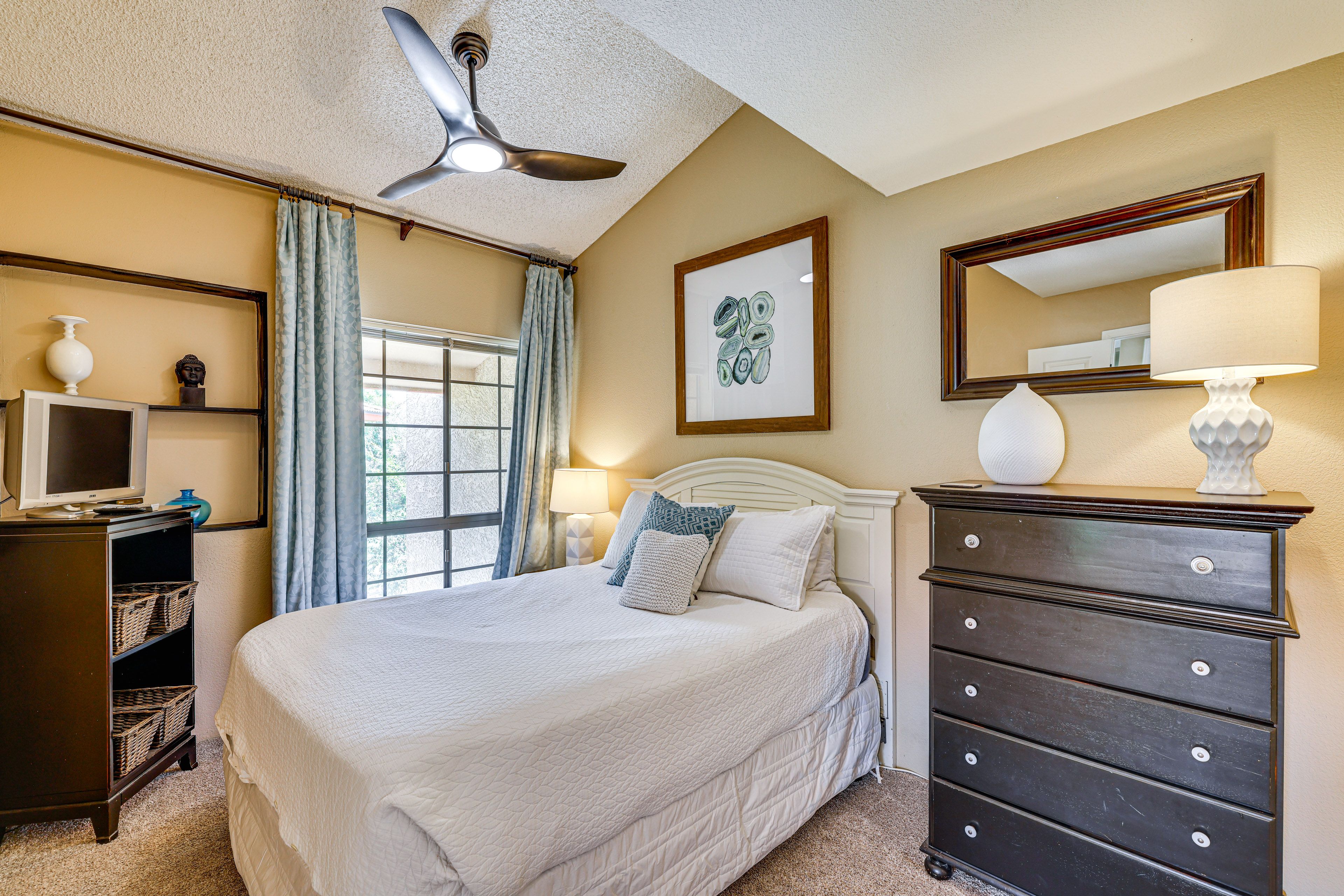 Bedroom 2 | Queen Bed
