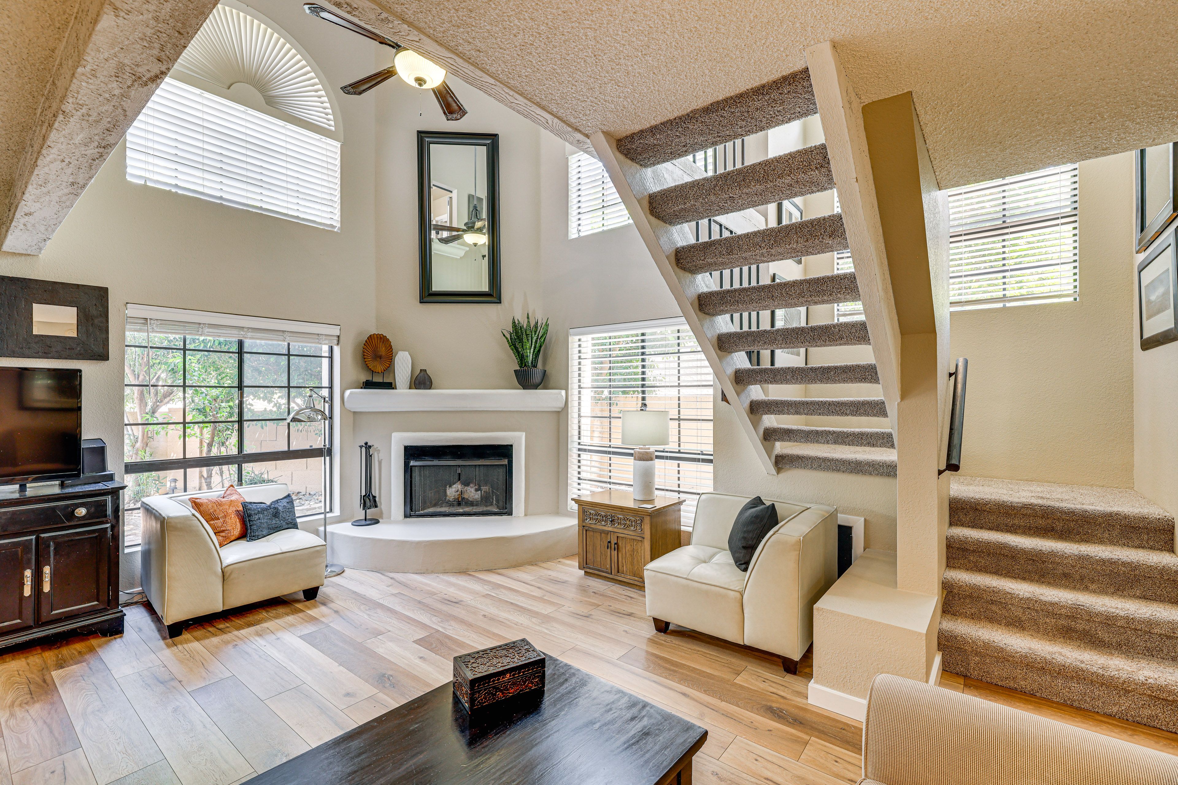 Living Room | Central A/C & Heating | Smart TV | Free WiFi