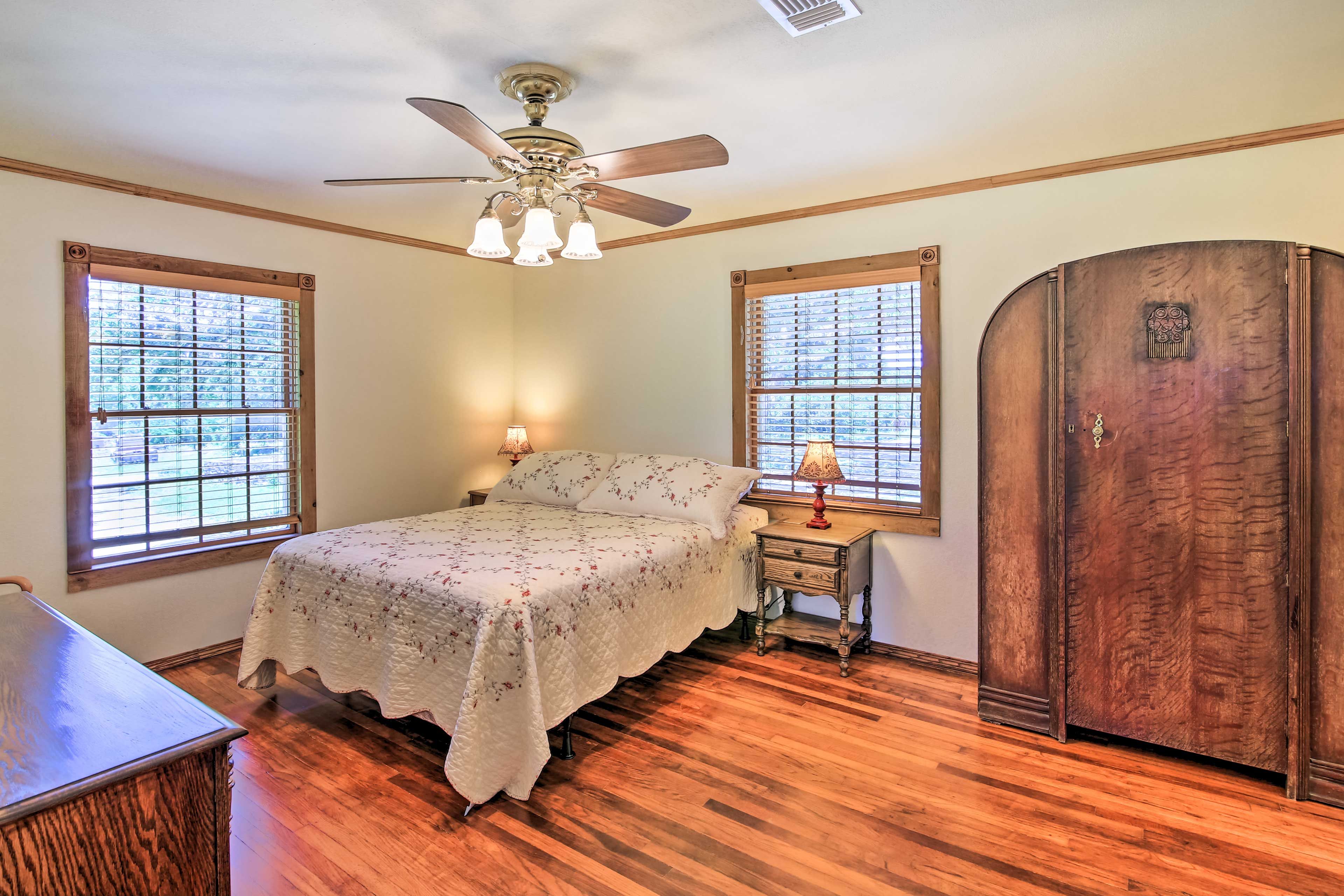 Bedroom 2 | Queen Bed