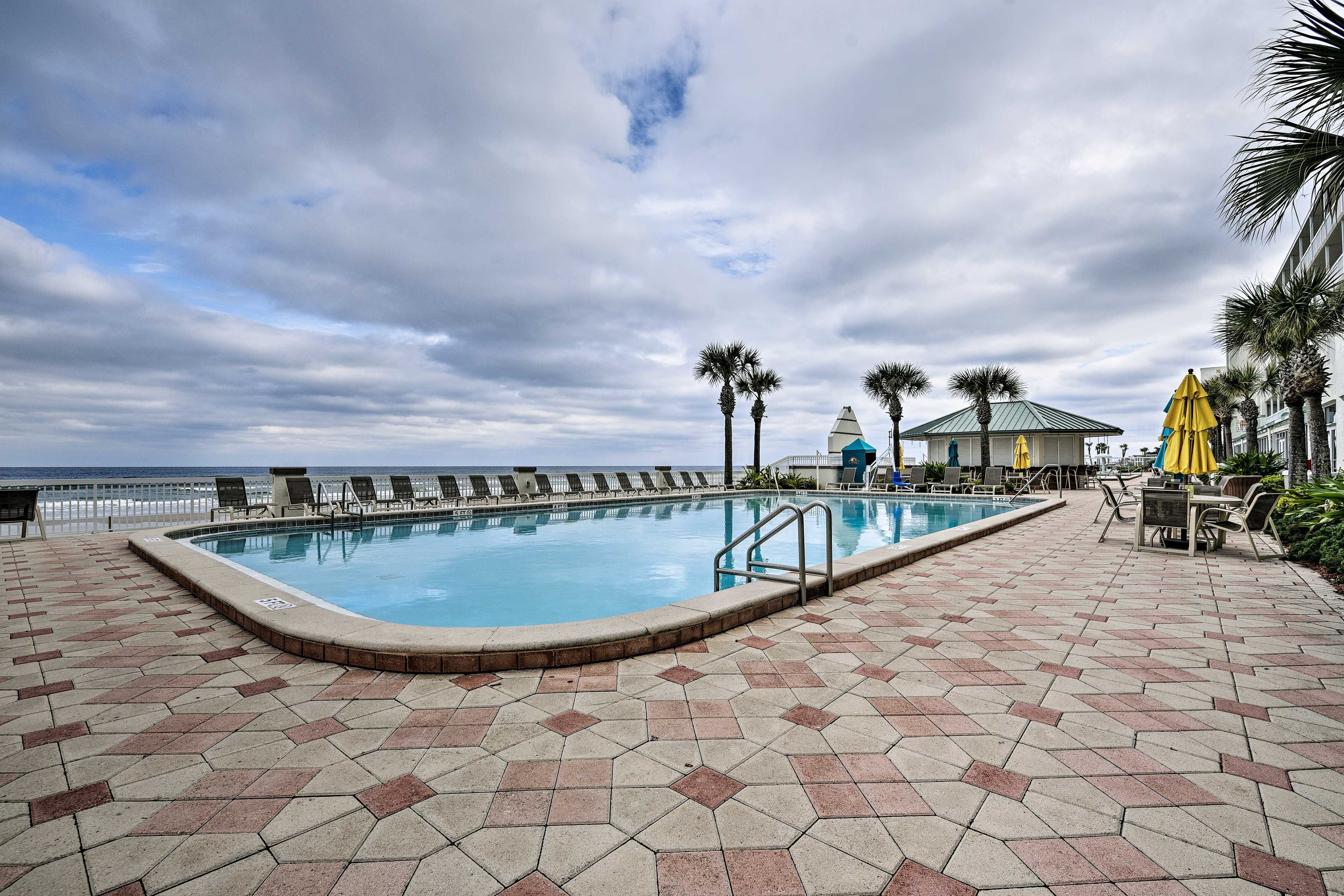 Community Amenities | Outdoor Pool