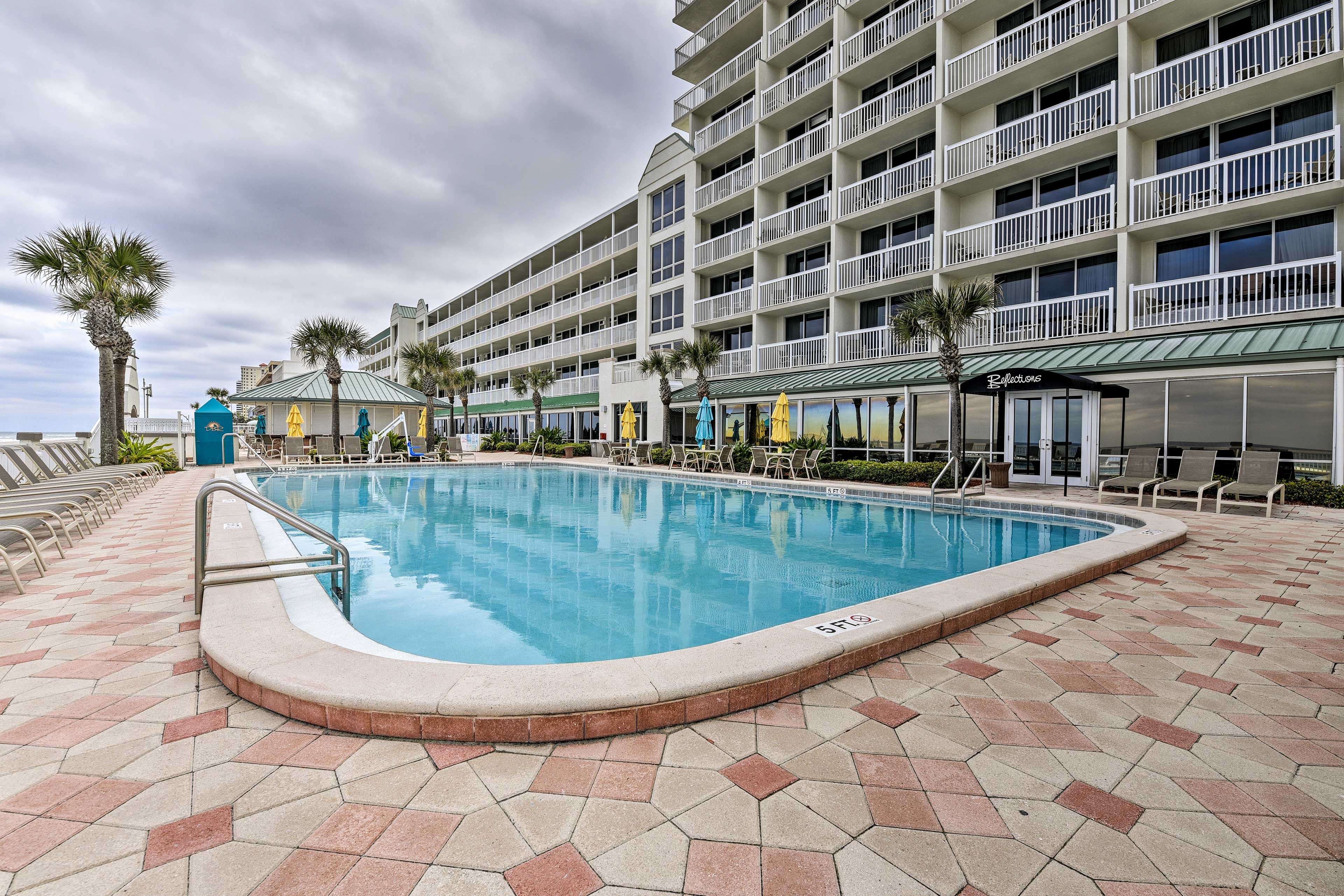 Community Amenities |  Outdoor Pool