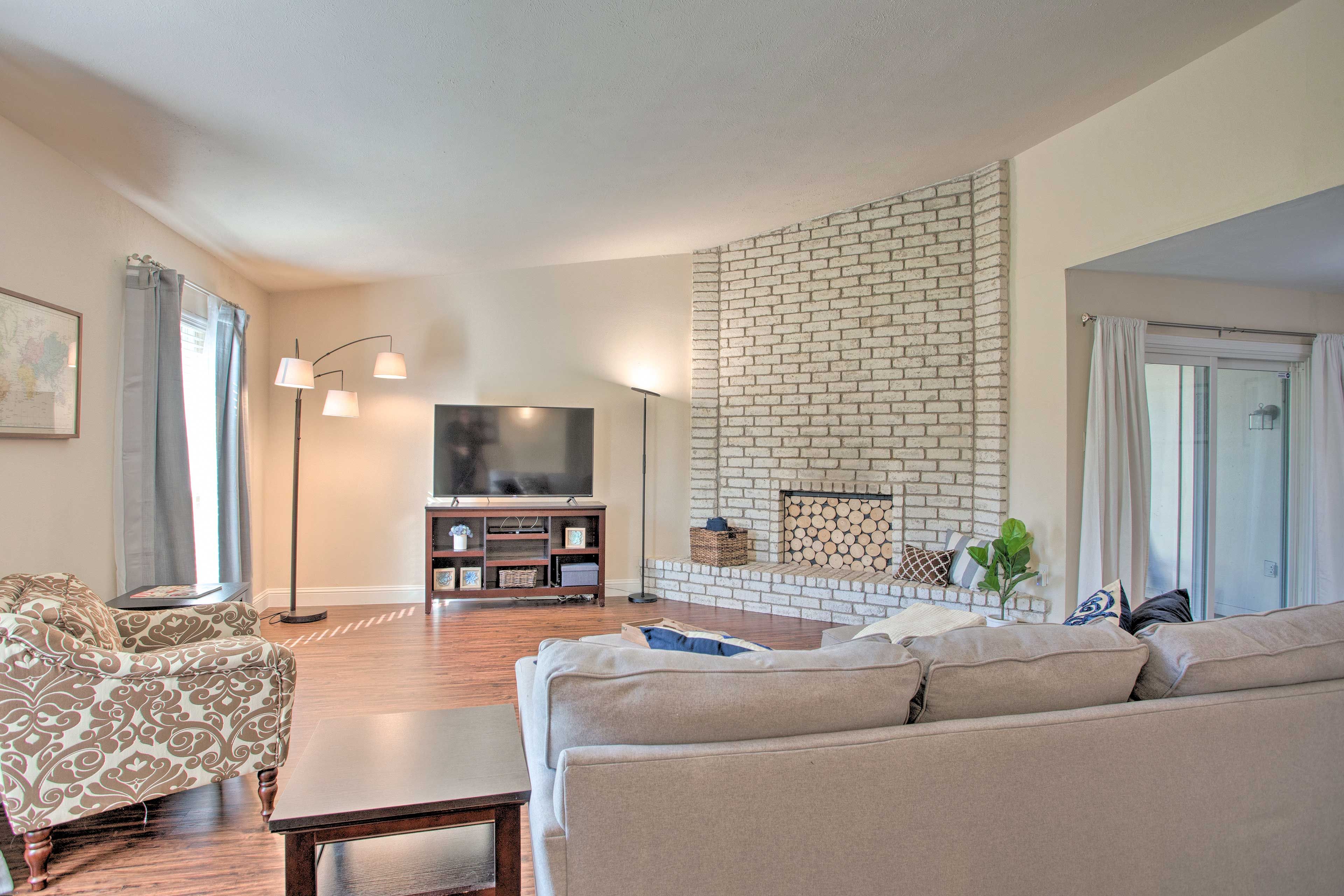 Living Room | Free WiFi | Central A/C & Heating