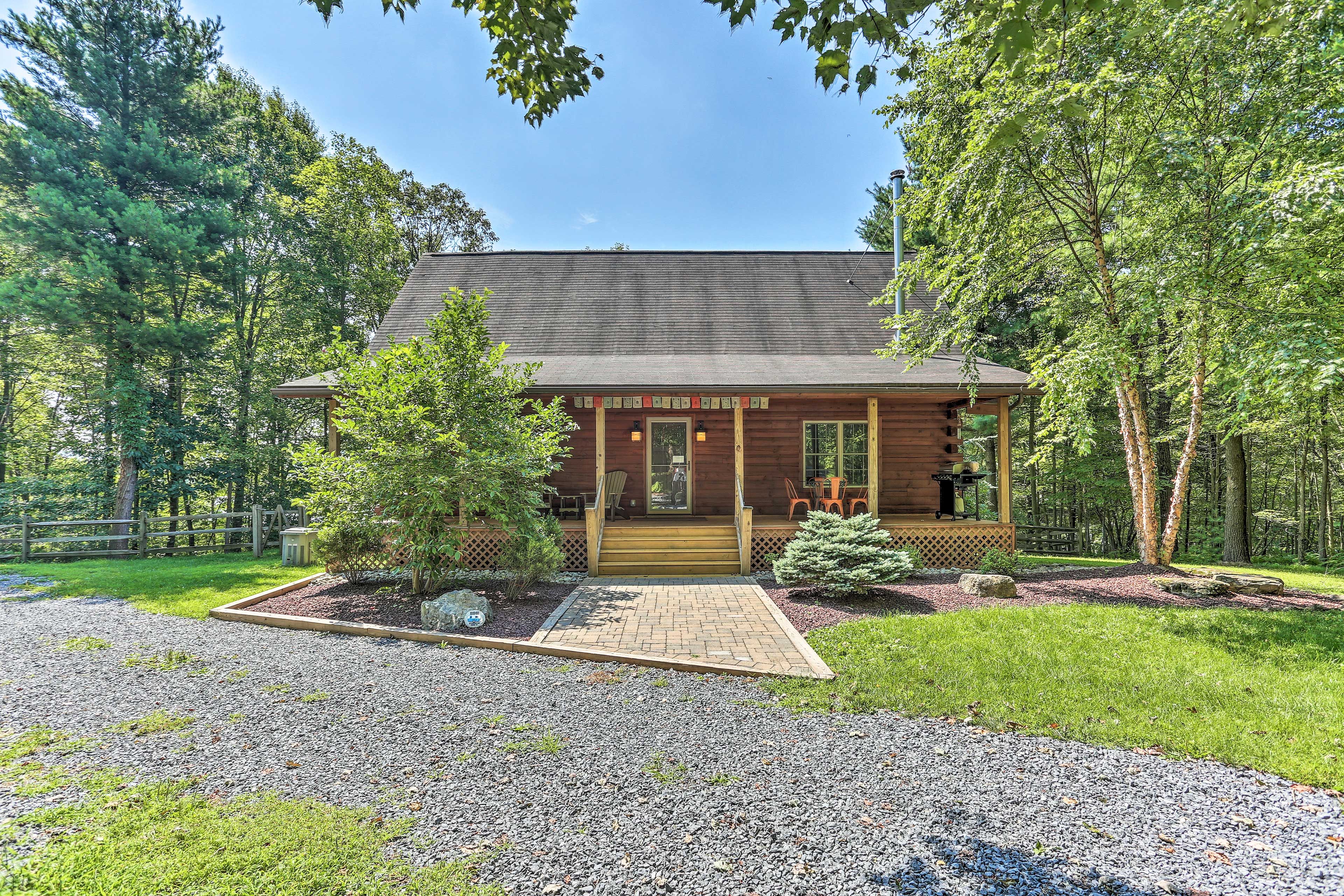 Palmerton Vacation Rental | 2BR | 3BA | Stairs Required | 1,469 Sq Ft