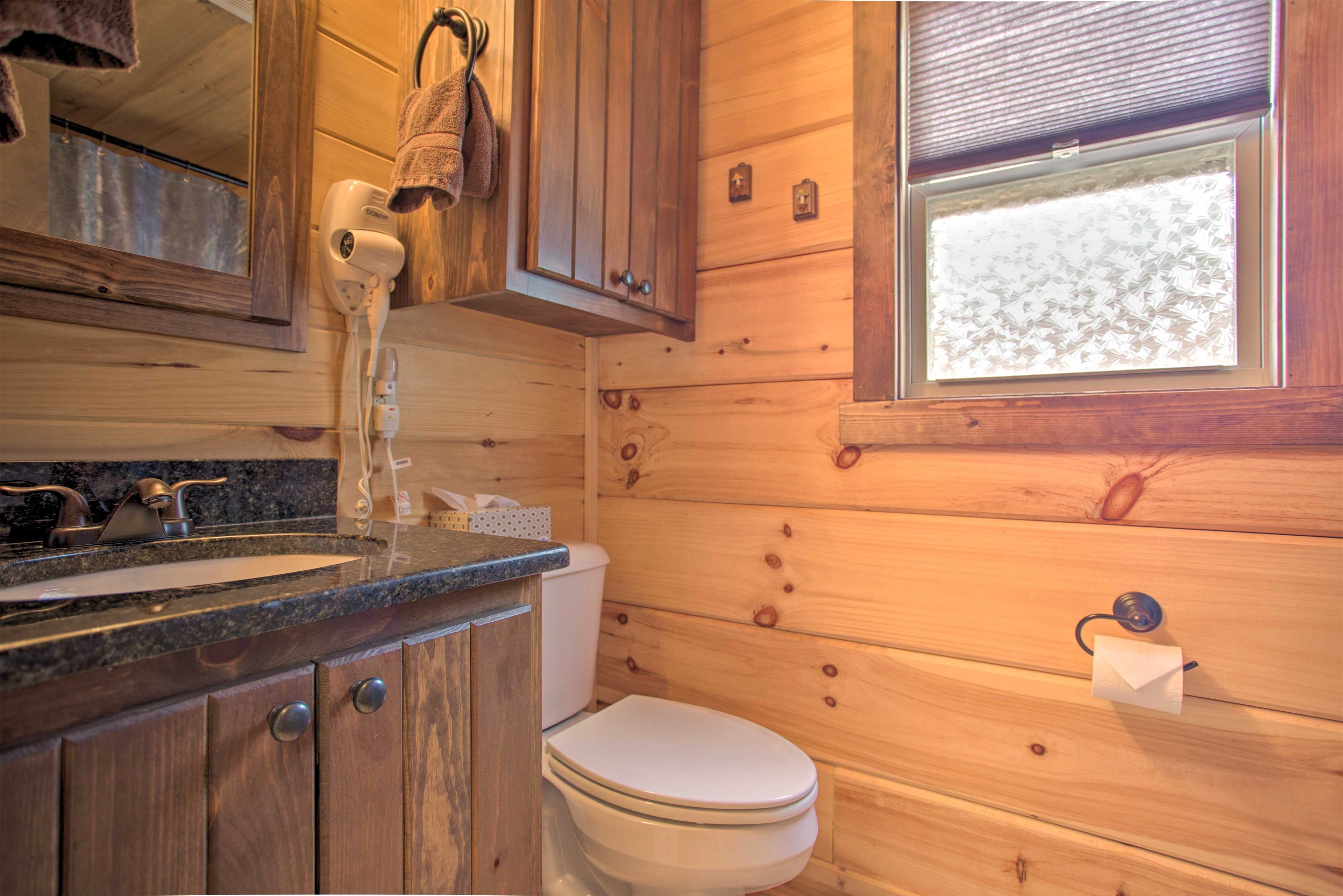 Full Bathroom | Towels Provided | Complimentary Toiletries