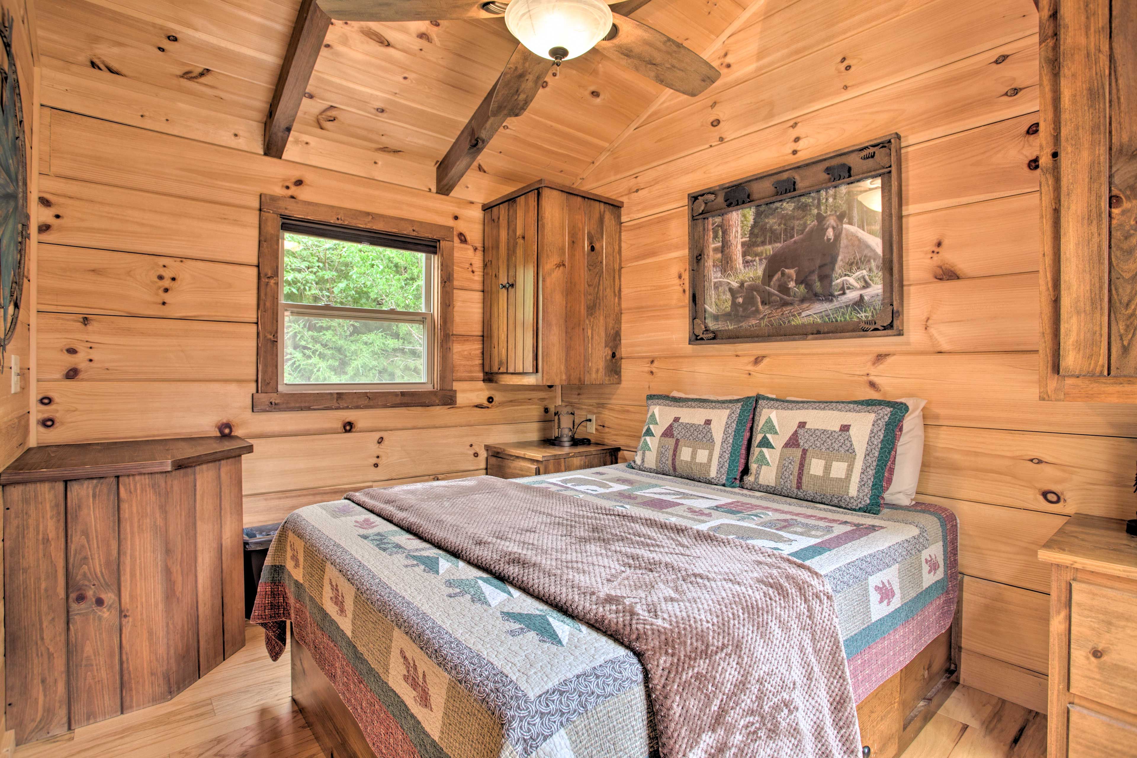 Bedroom | Queen Bed