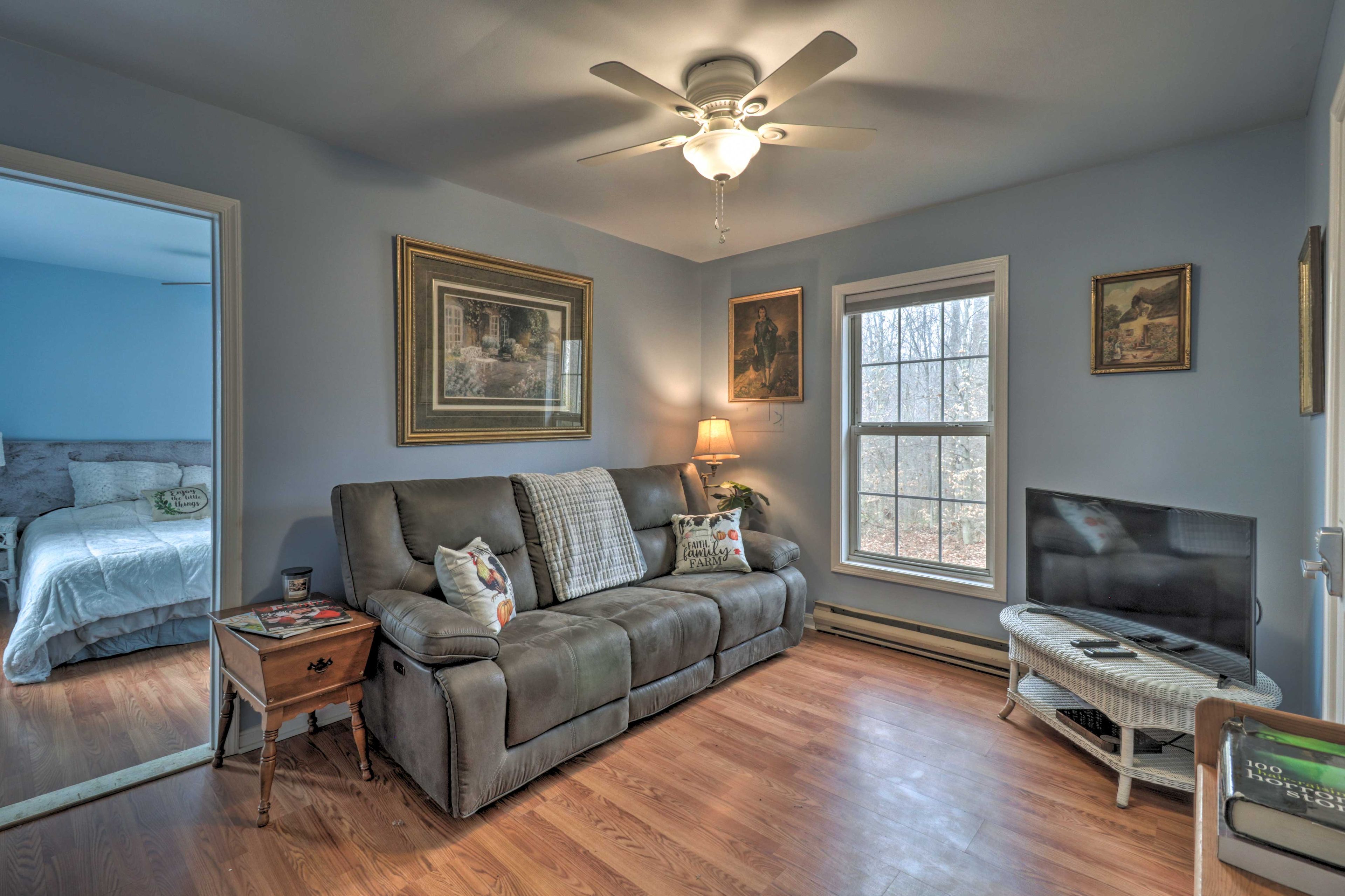 Living Room | Free WiFi | Window A/C (Summer) | Baseboard Heating (Winter)