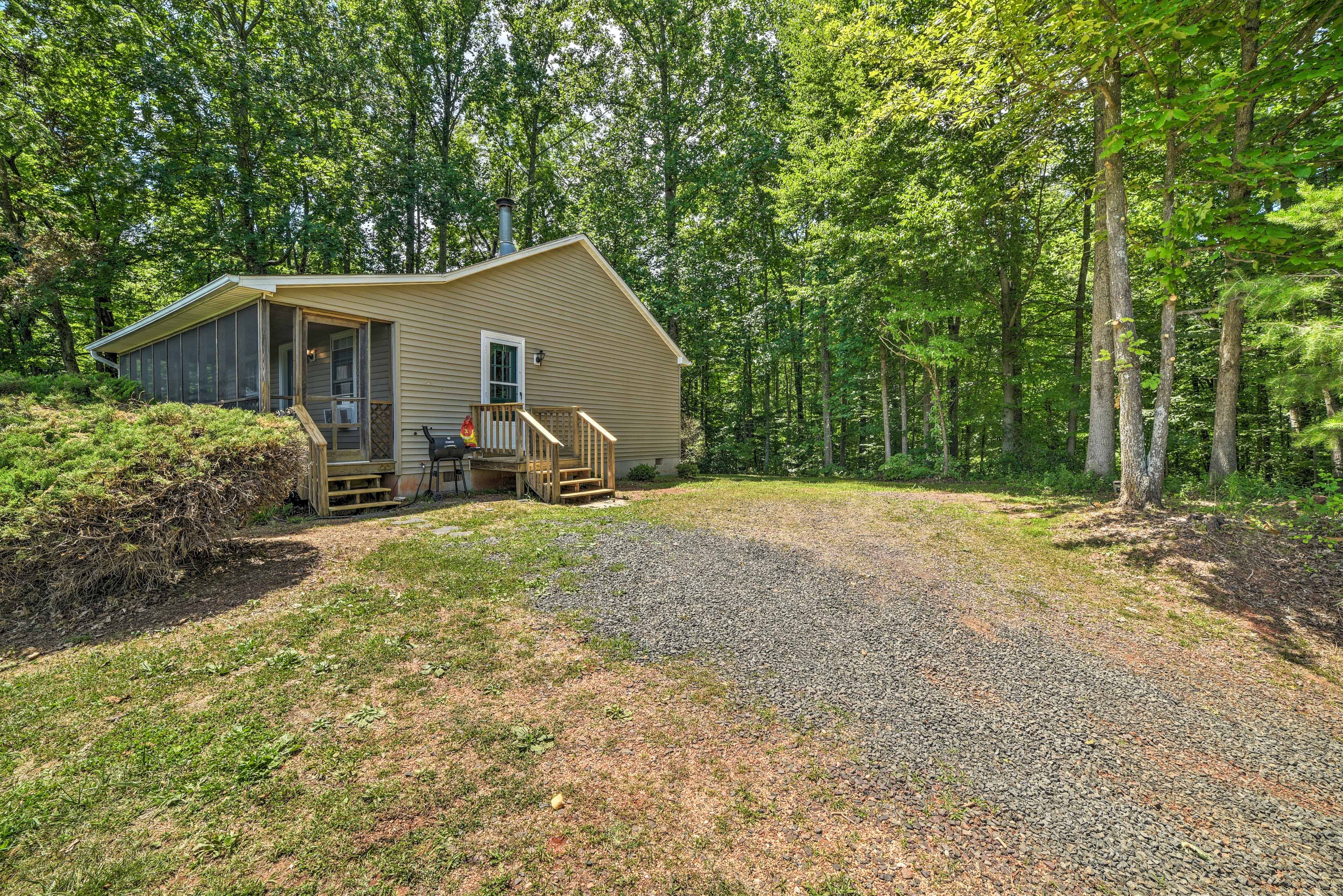 Parking | Driveway (2 Vehicles) | Trailer Parking Available