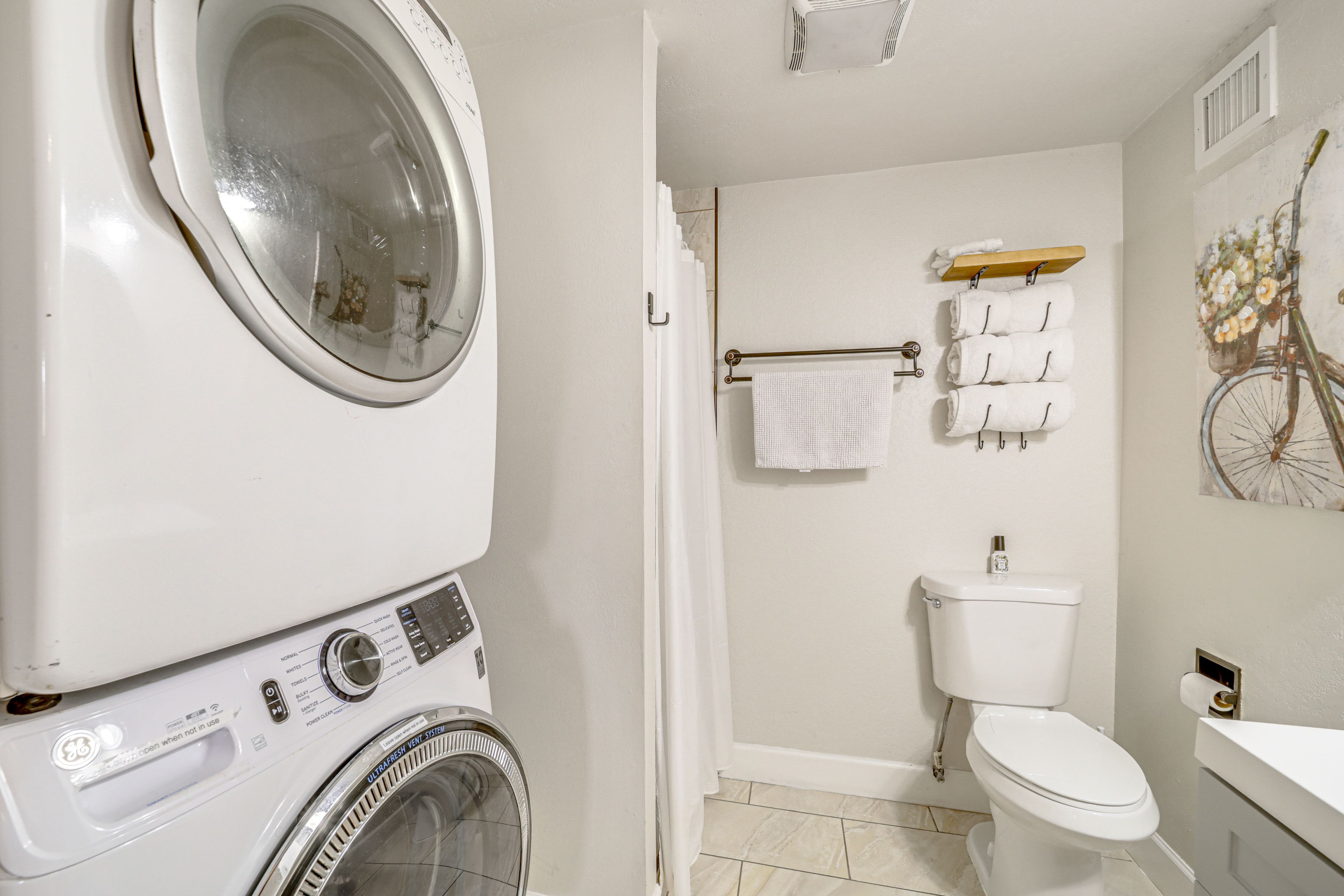 Full Bathroom | Complimentary Toiletries | Main Level