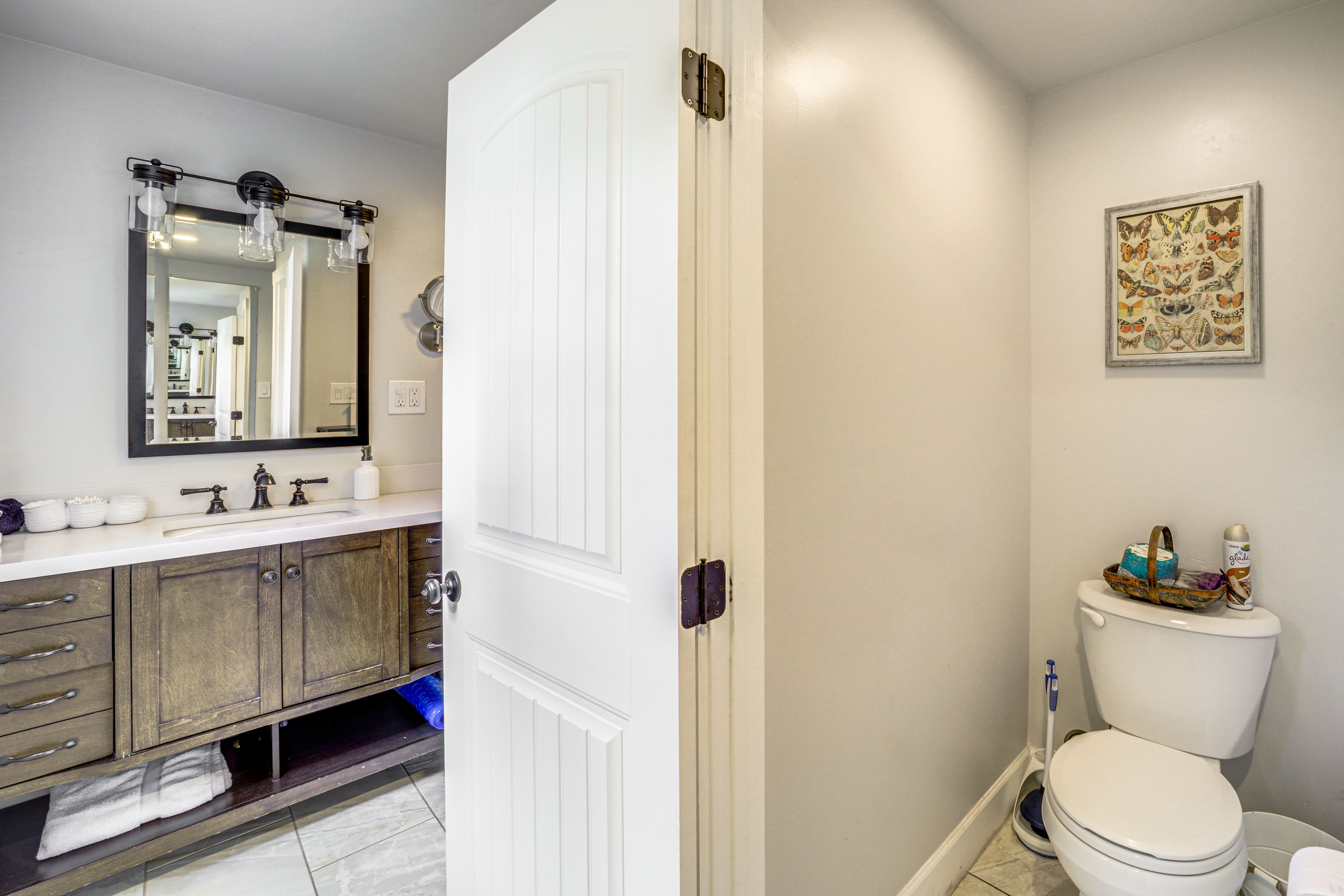 Full Bathroom | Towels & Linens Provided | Upper Level
