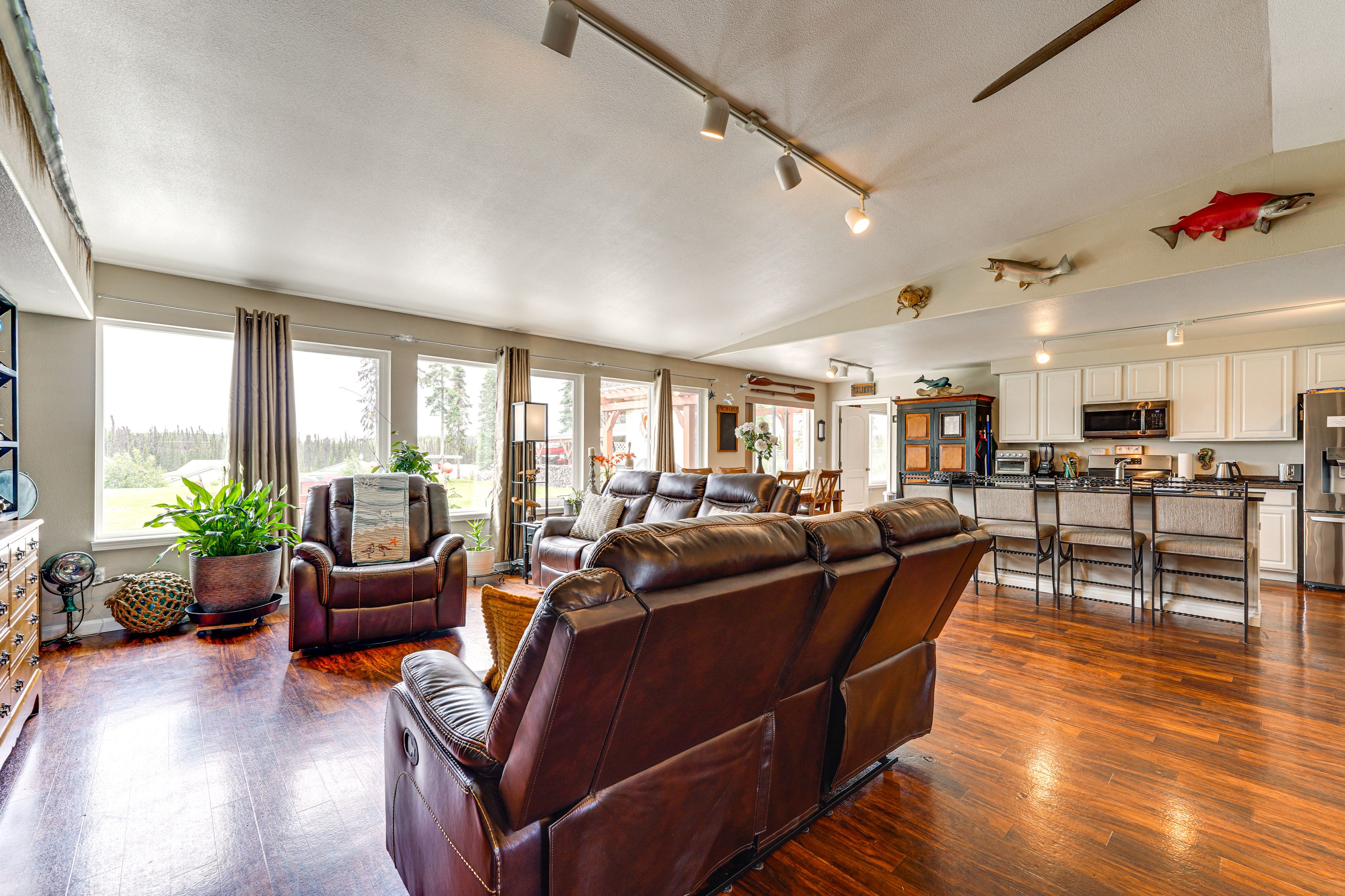 Living Room | Free WiFi | Smart TV | Pool Table