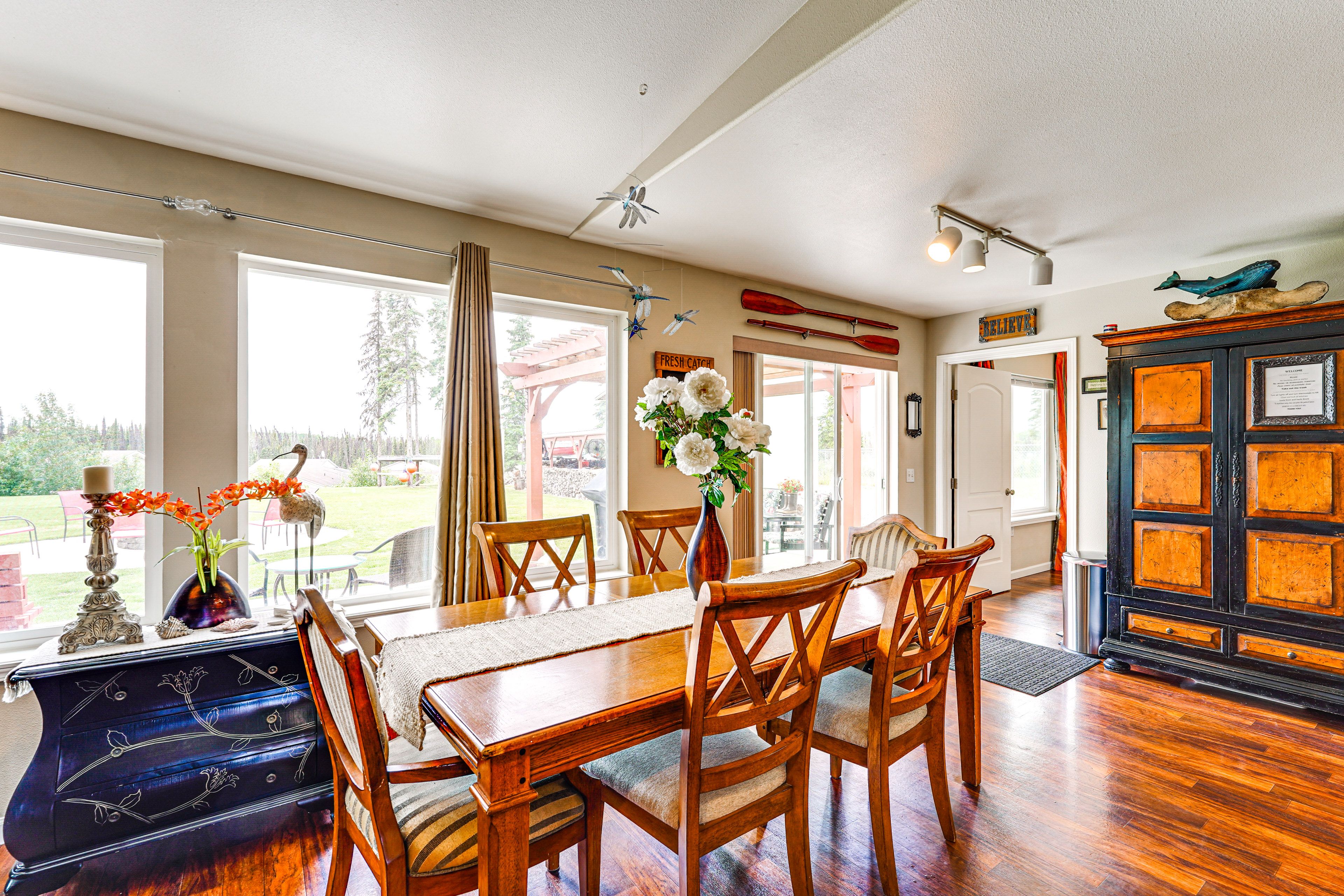 Dining Area | Dishware & Flatware Provided