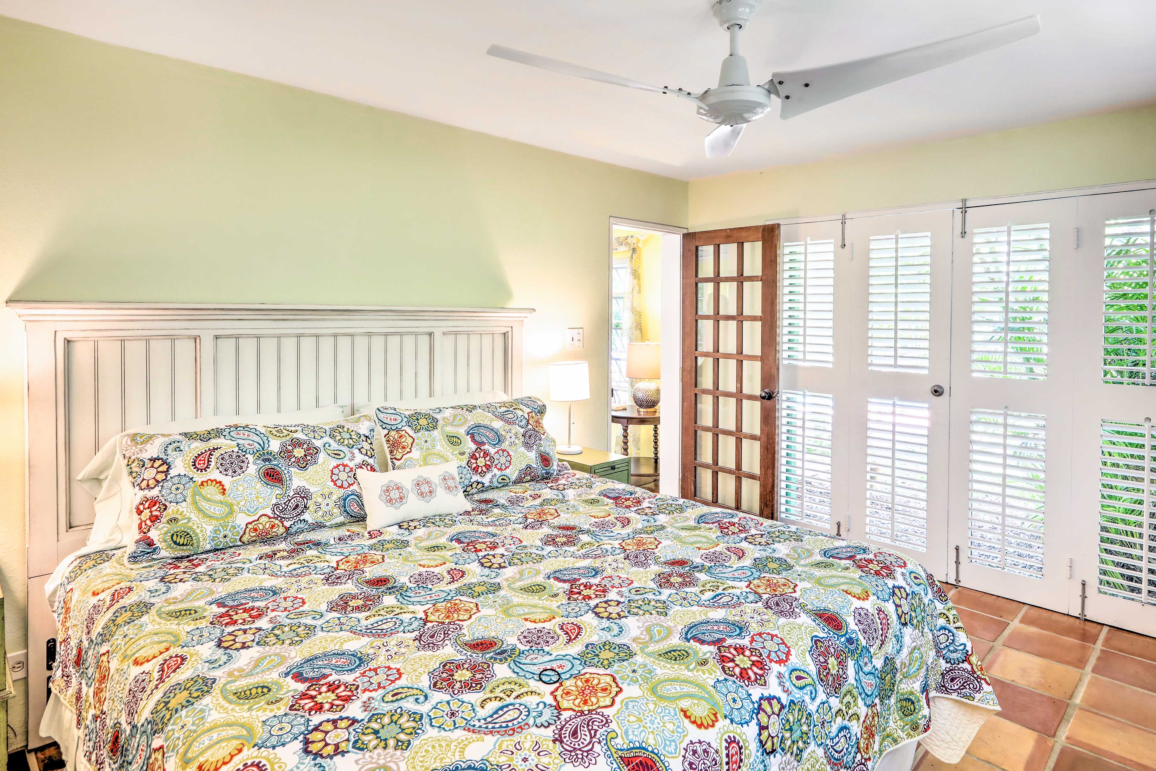 Two guests can sleep in this room.