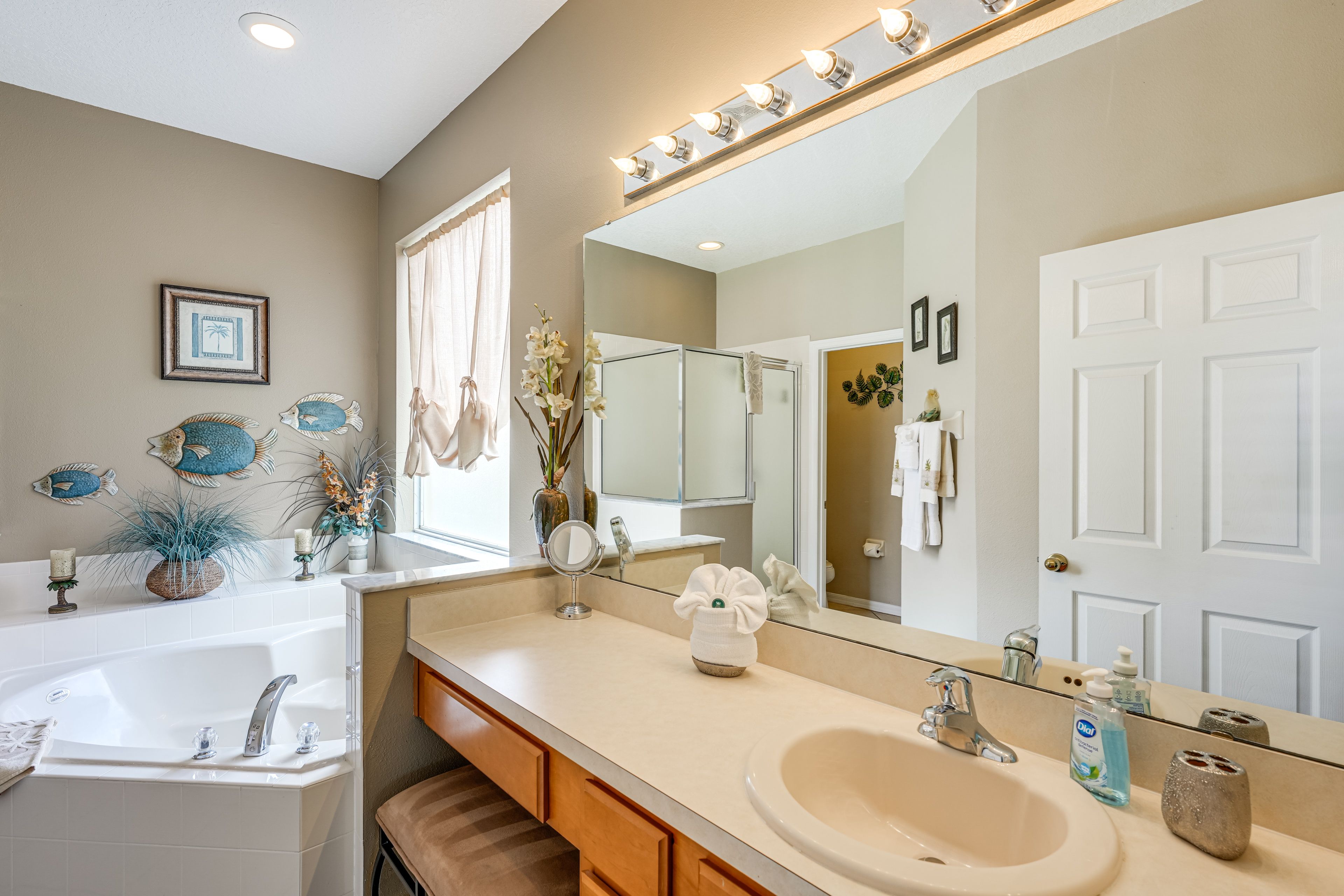 Full Bathroom | Towels Provided