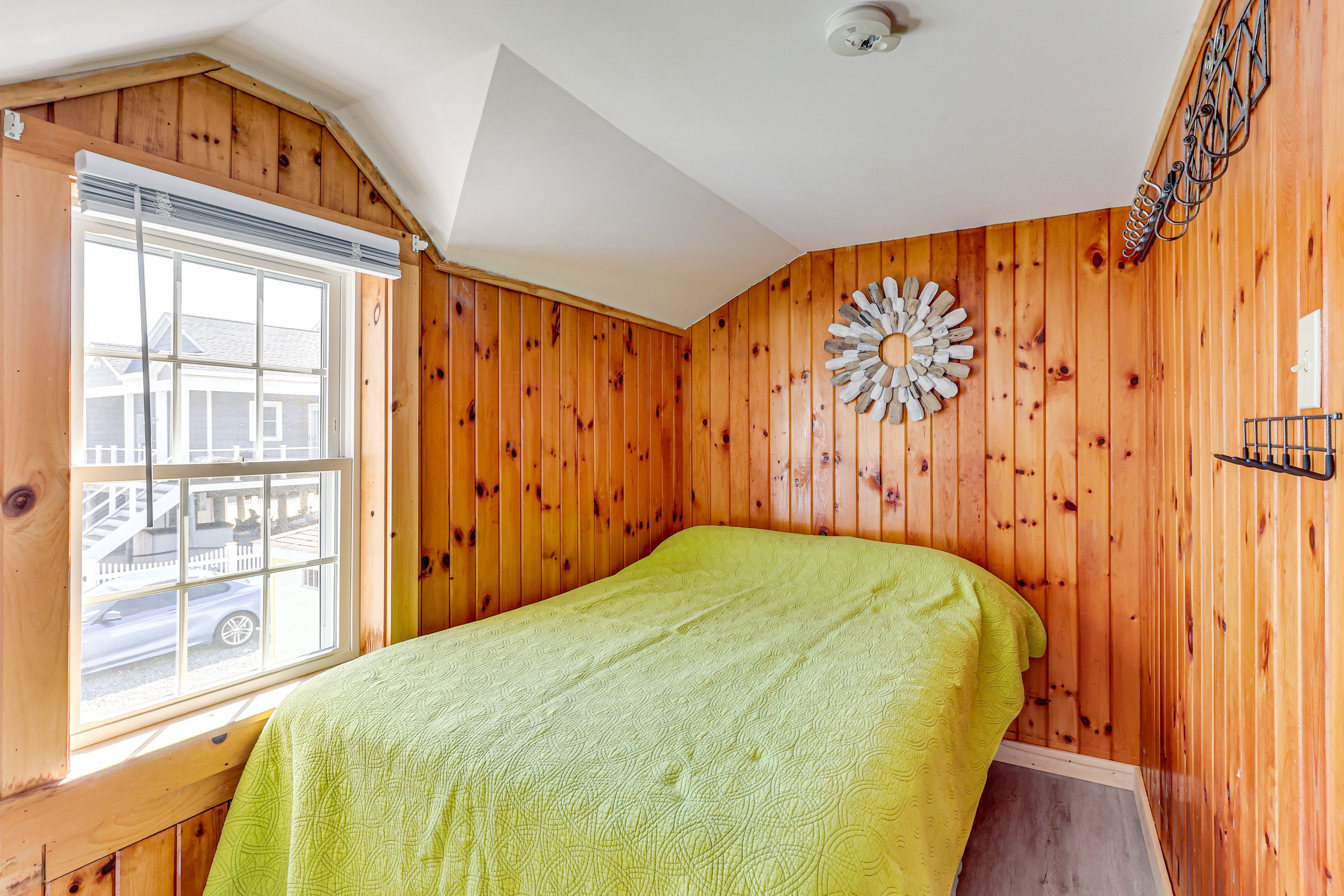 Bedroom 1 | Queen Bed