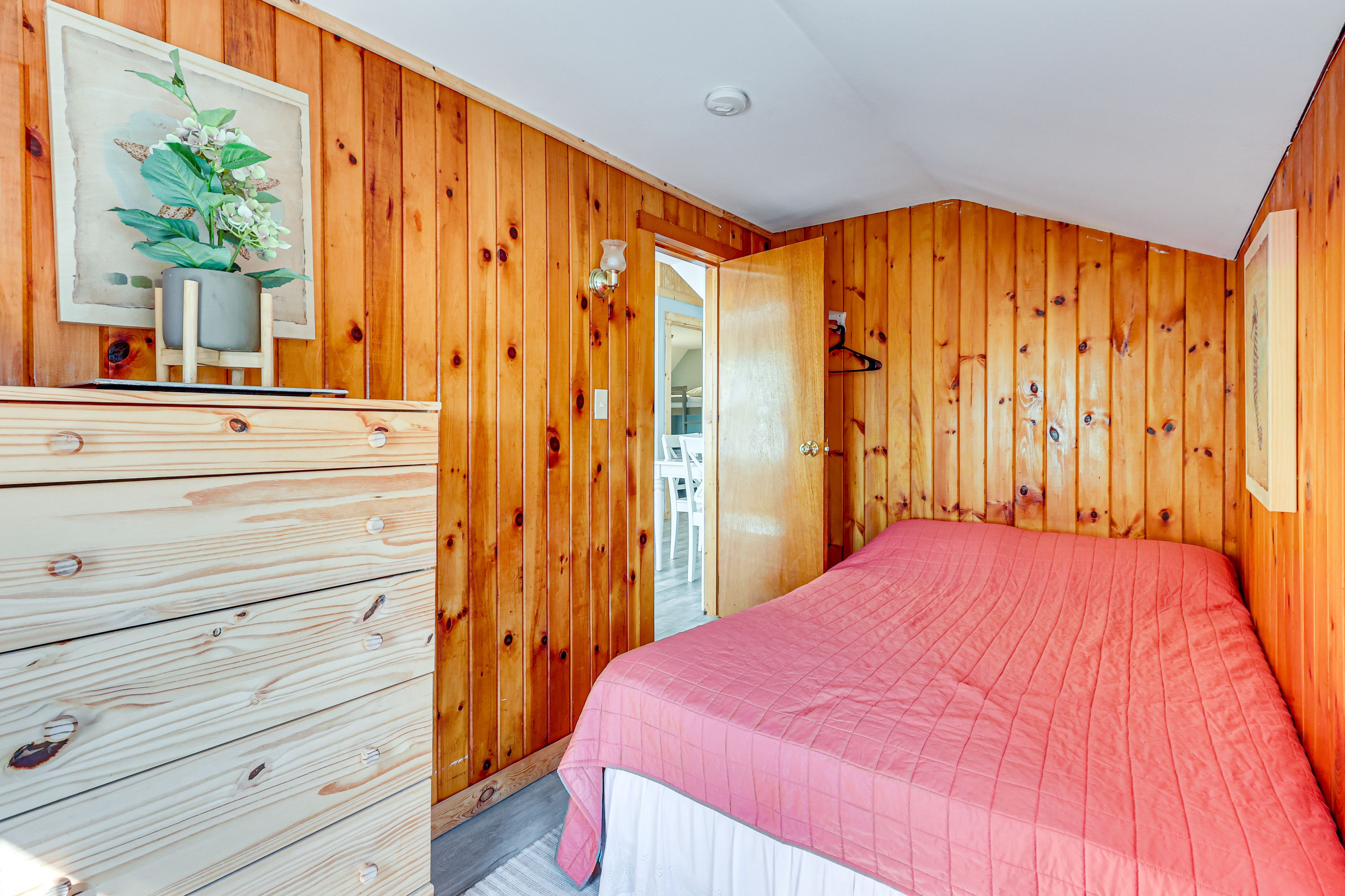 Bedroom 2 | Queen Bed