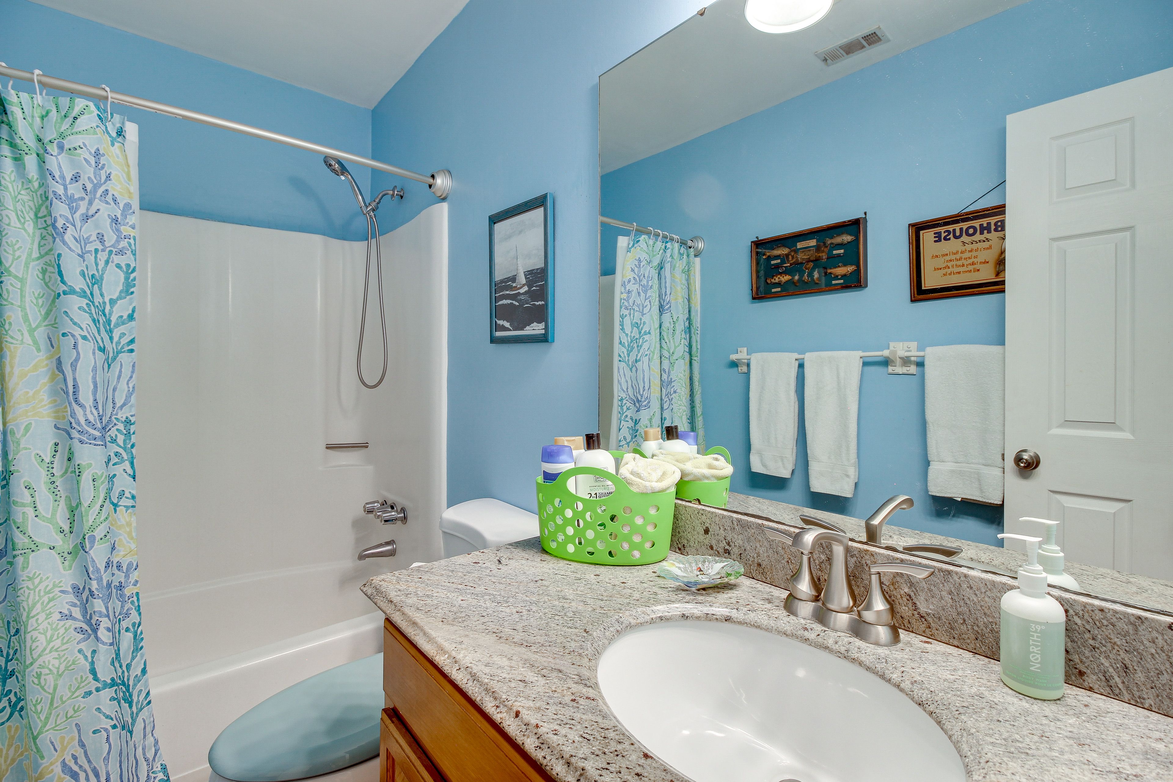 Full Bath | Main Level | Towels Provided