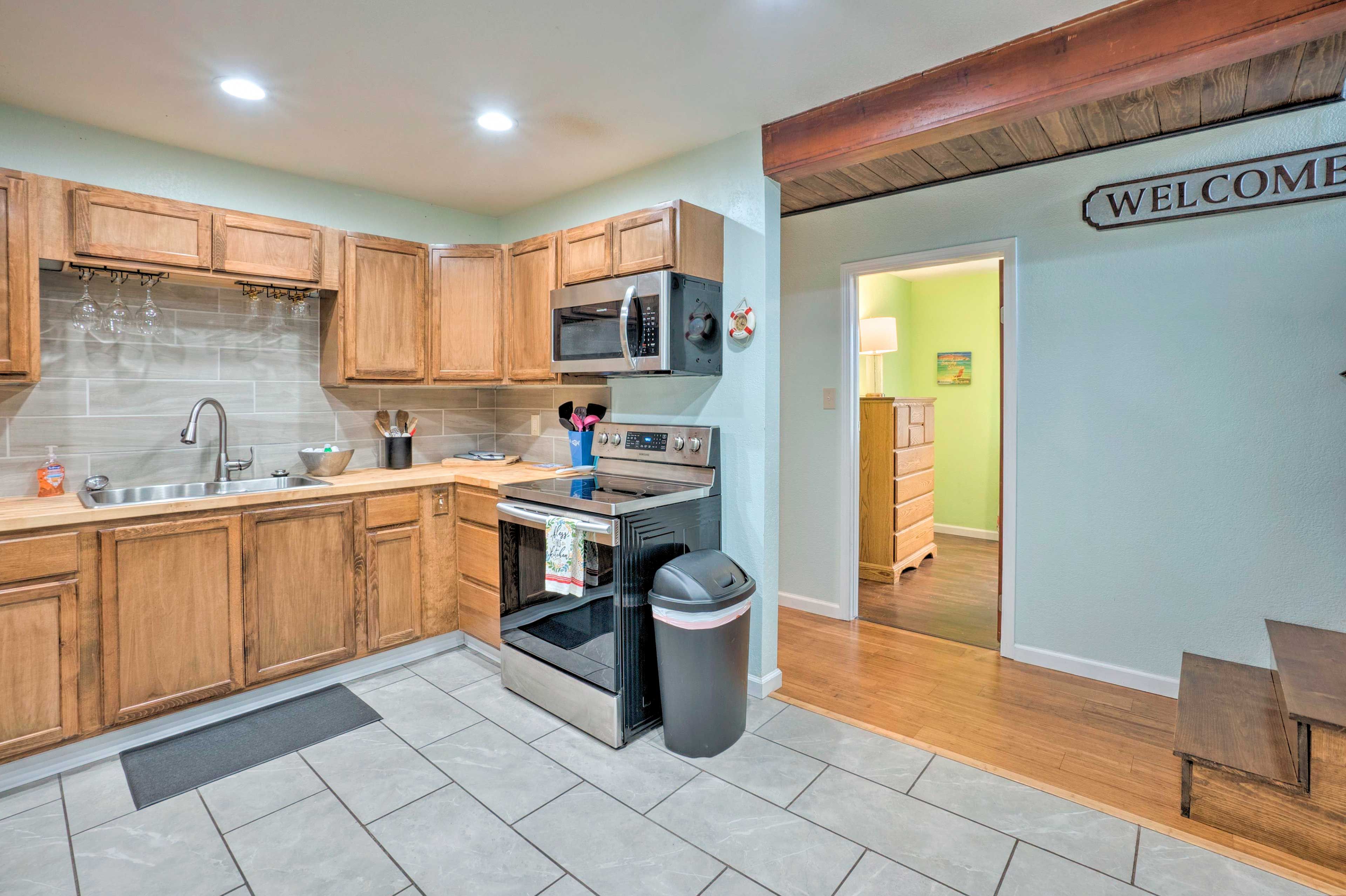 Kitchen | Keurig Coffee Maker w/ K-Cups | Blender | Crockpot | Toaster | Spices