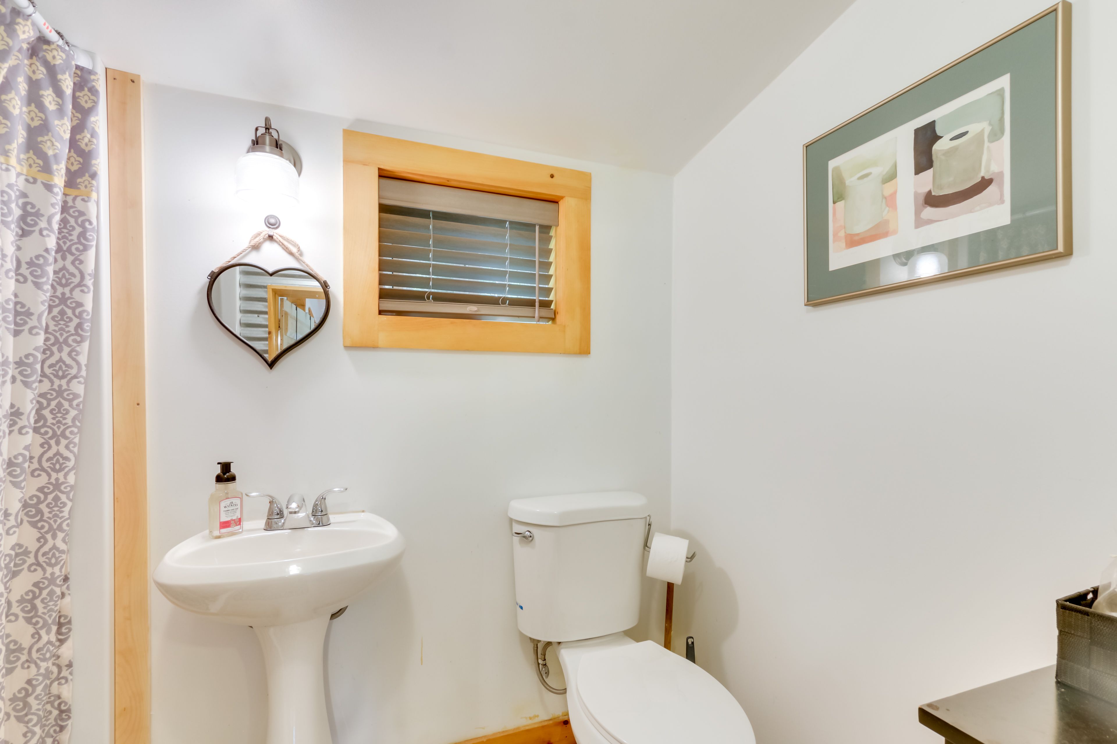 Full Bathroom | Towels Provided