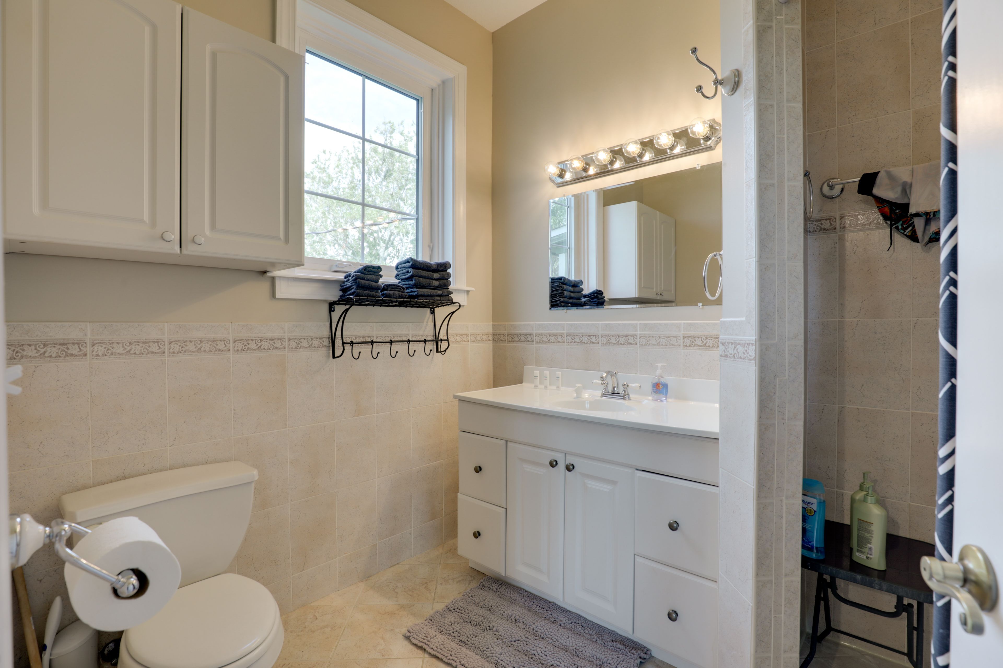 Full Bathroom | Towels Provided