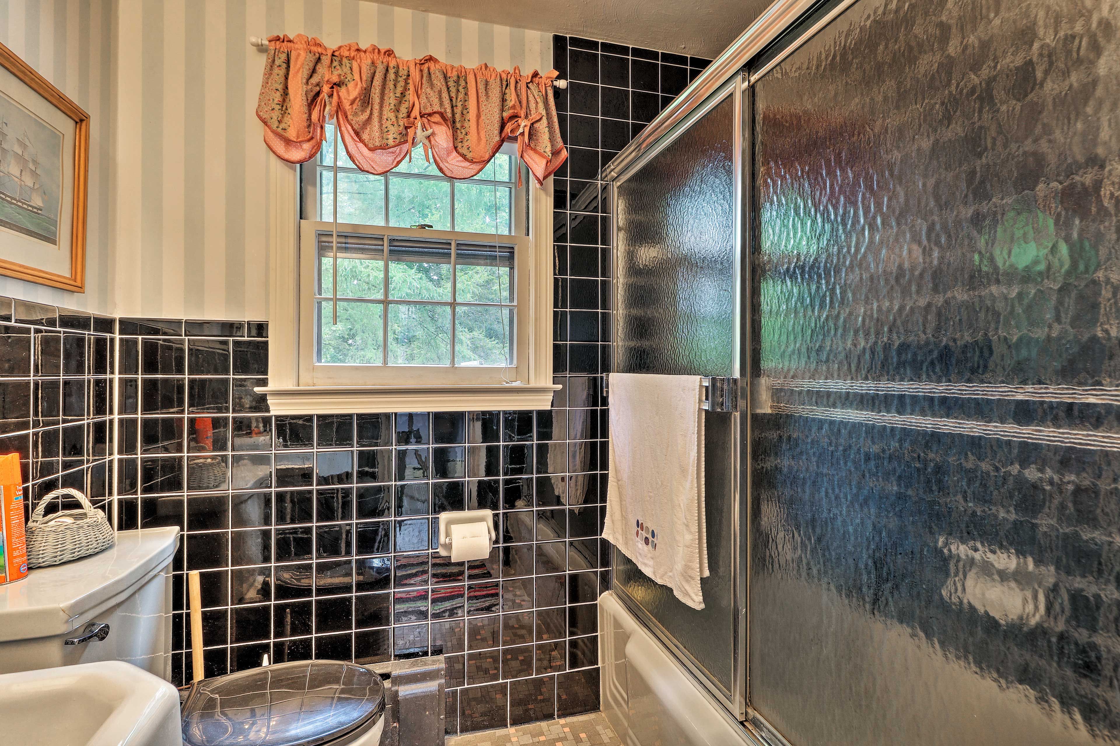 Fresh towels and complimentary toiletries are provided!