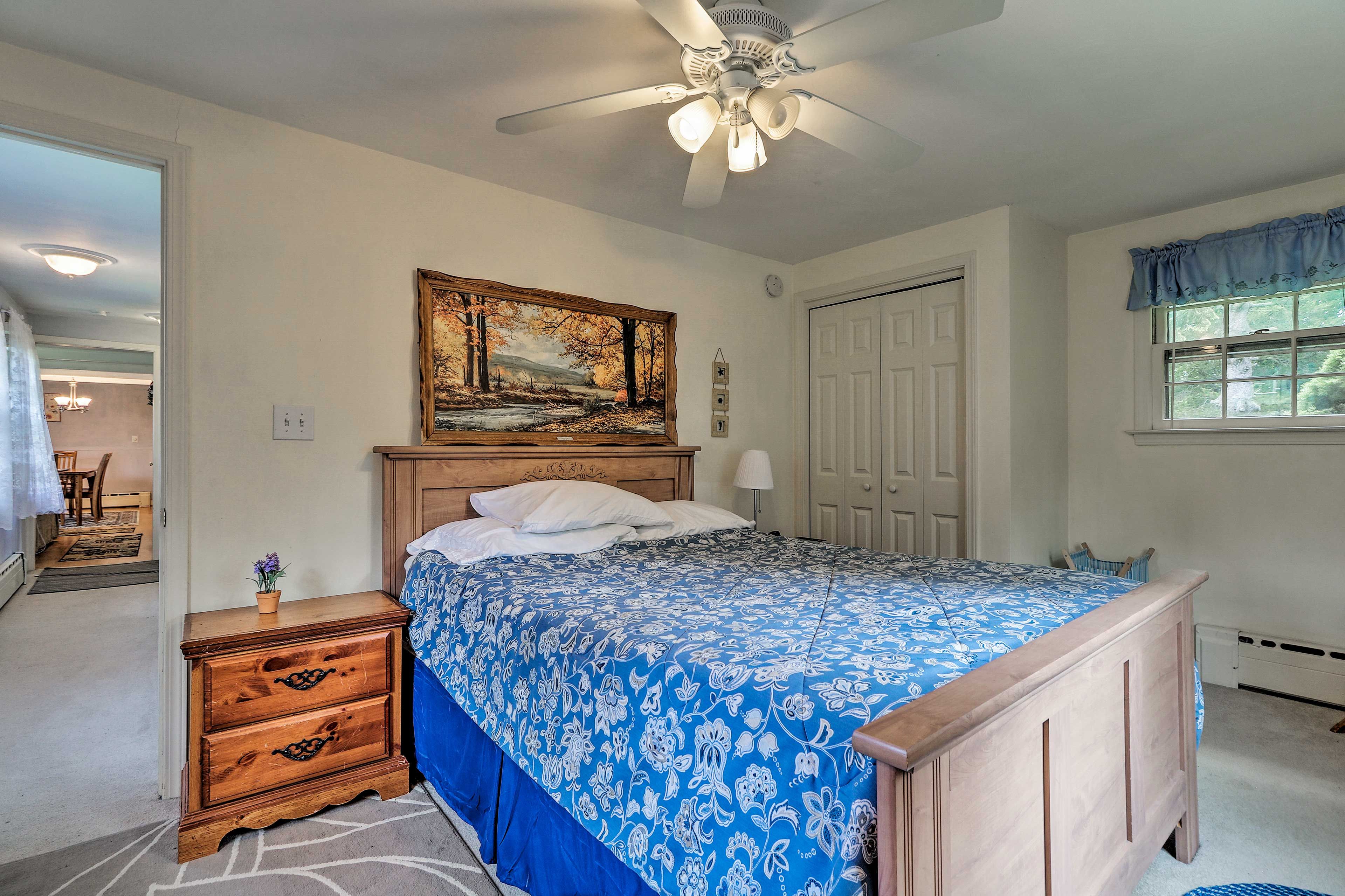 Each bedroom hosts a queen bed.