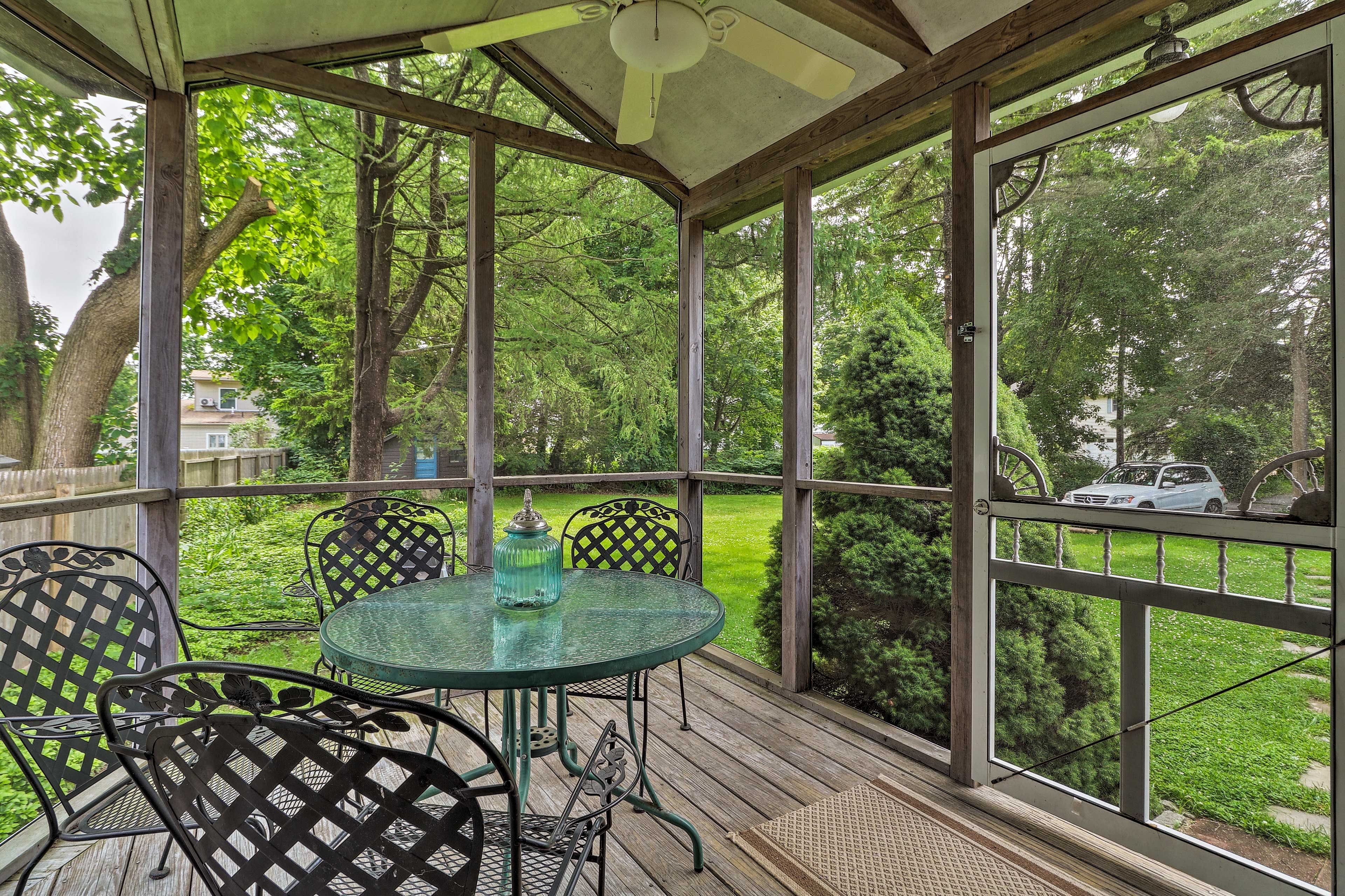 A ceiling fan keeps you nice and cool while you dine.