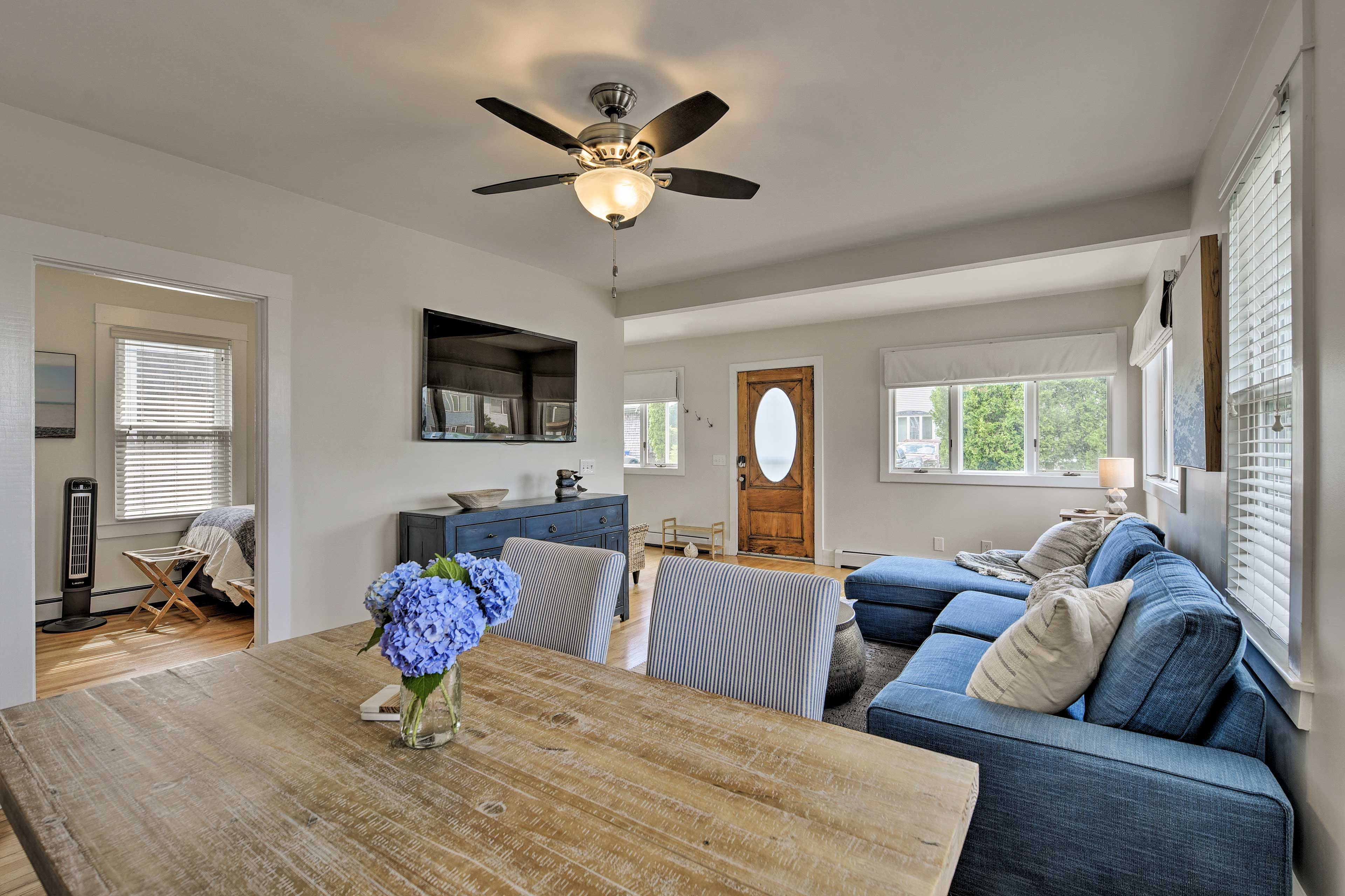 Dining Area | Dishes & Flatware Provided
