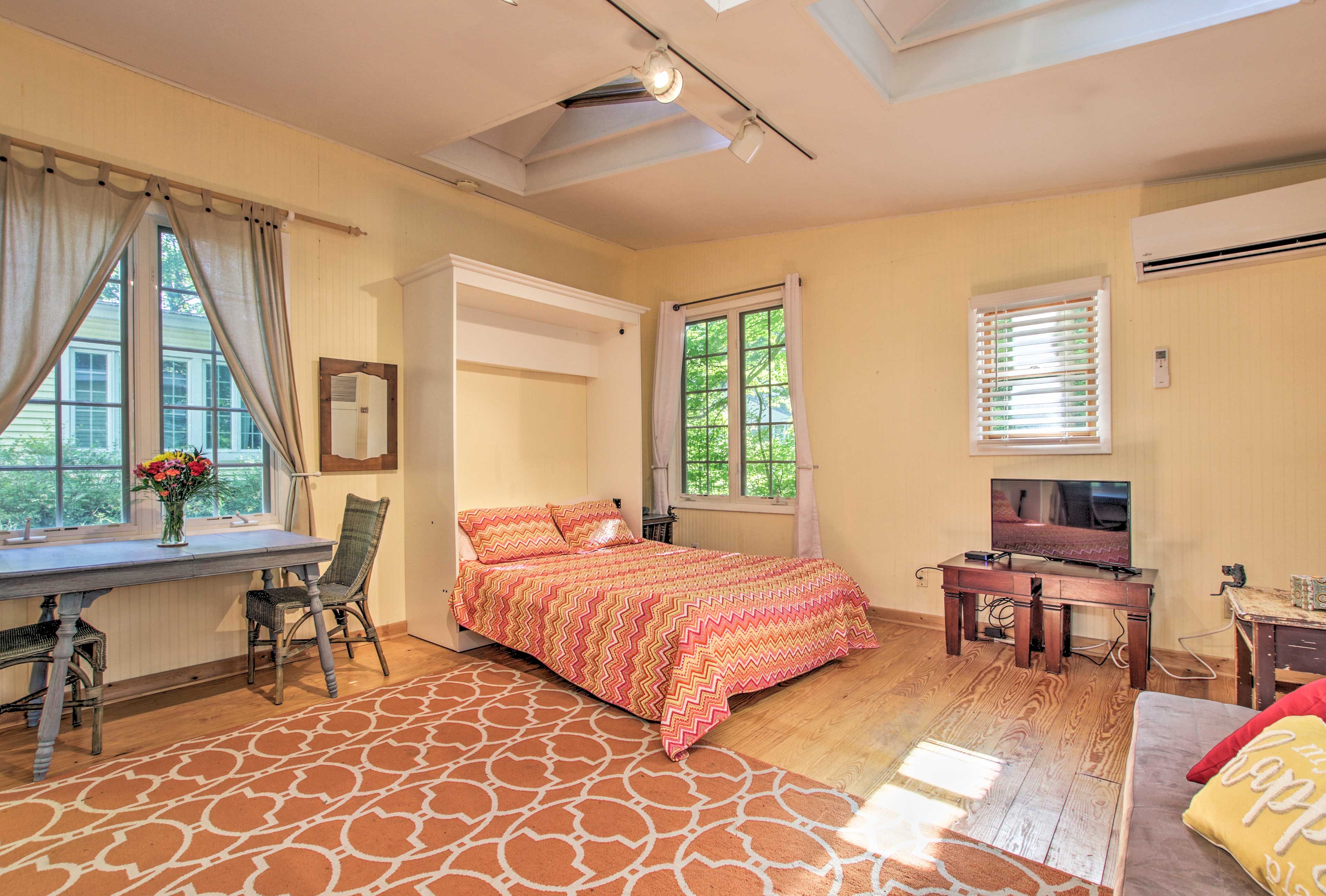 Studio | Queen Murphy Bed | Single Futon