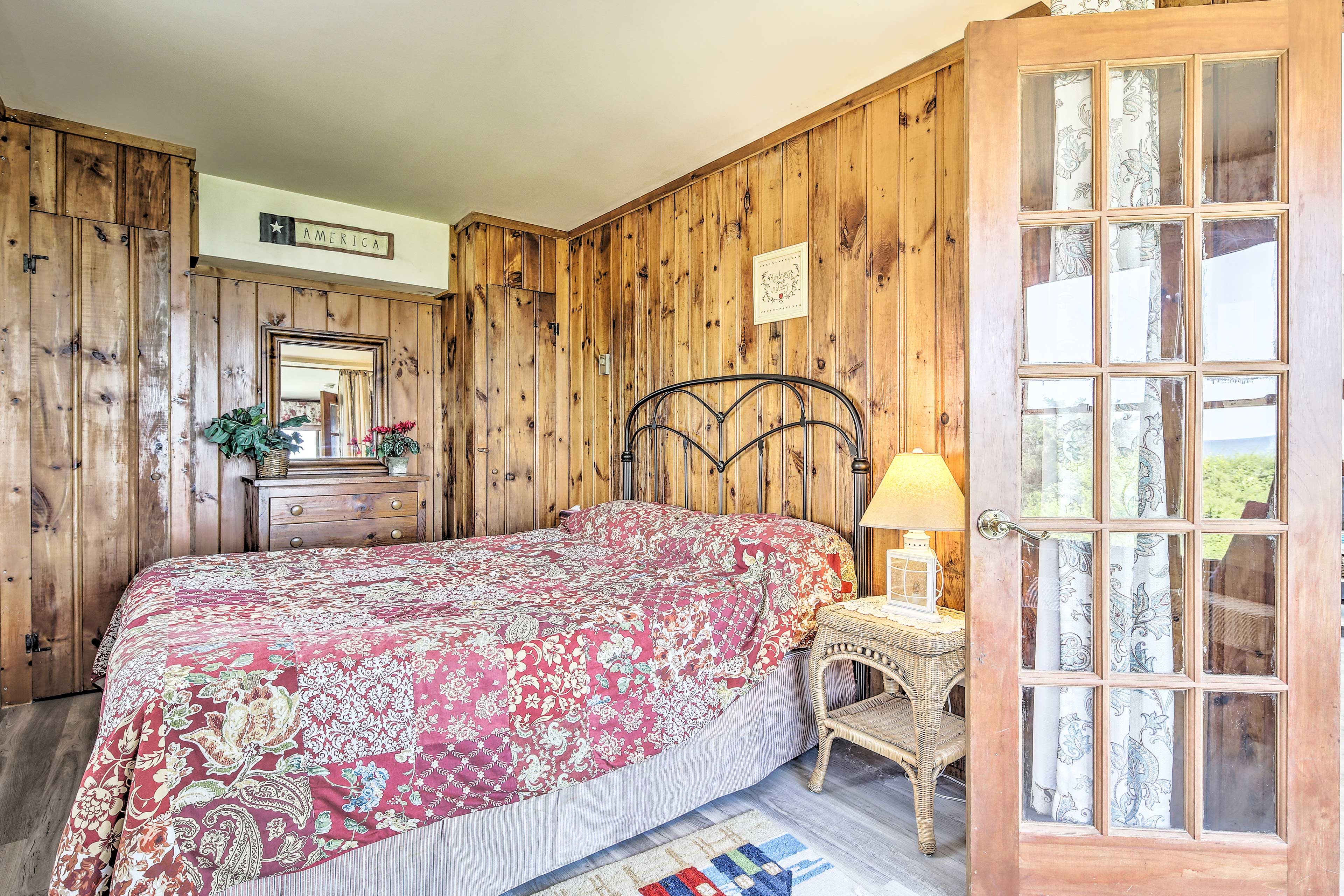 Bedroom 2 | Queen Bed