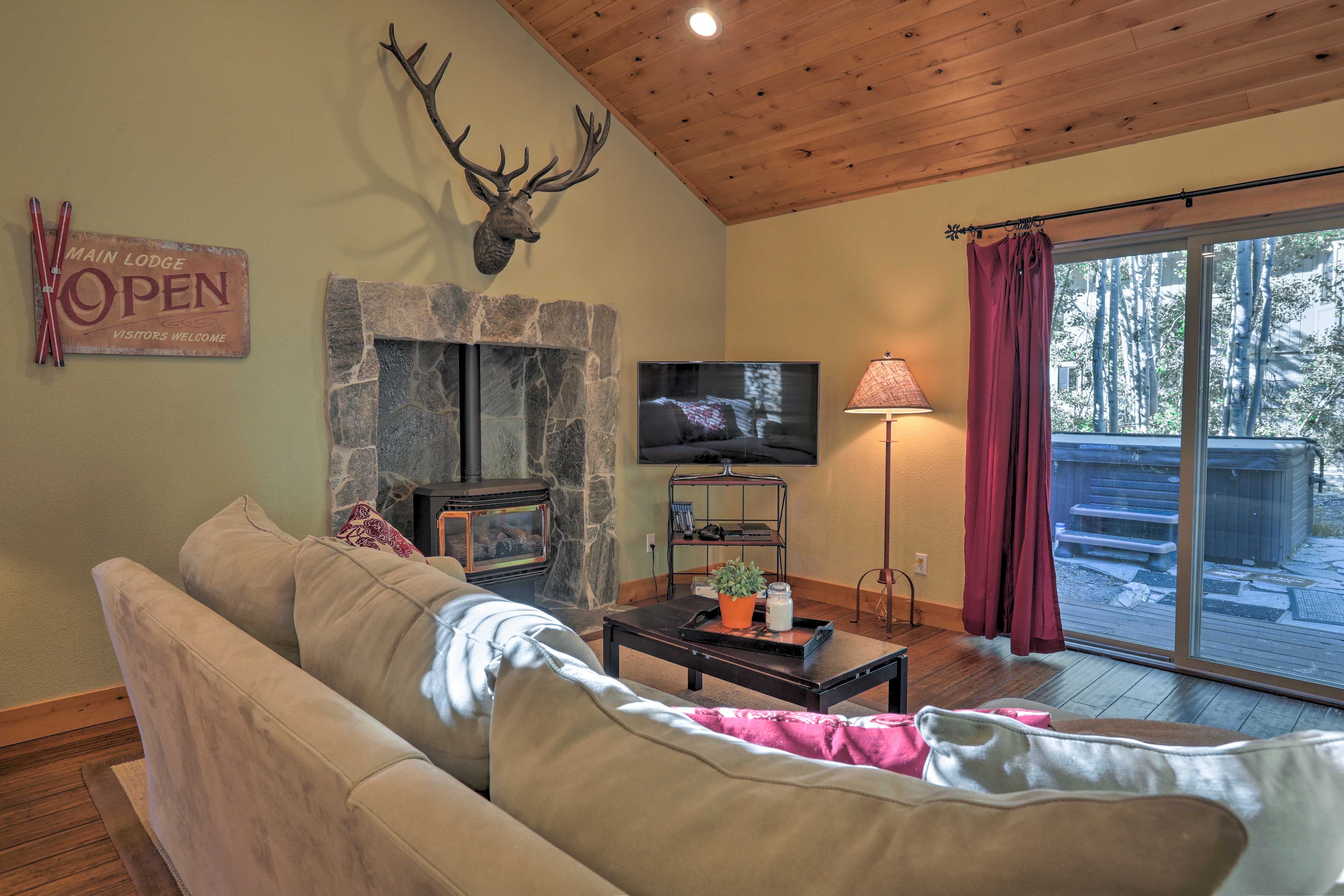 Living Room | Gas Fireplace | TV w/ Roku