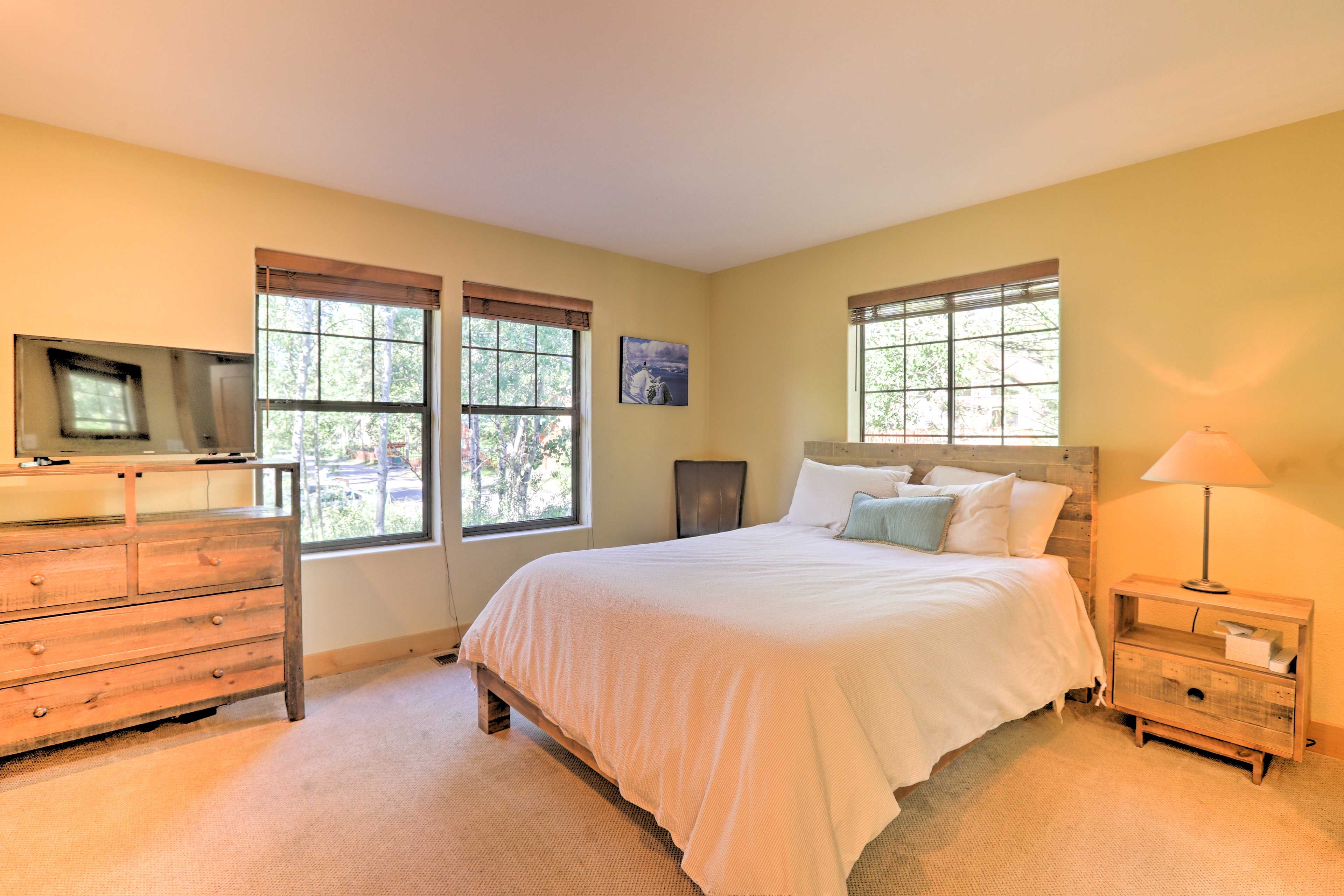 Bedroom 1 | Queen Bed | TV w/Roku, Netflix & Hulu Access