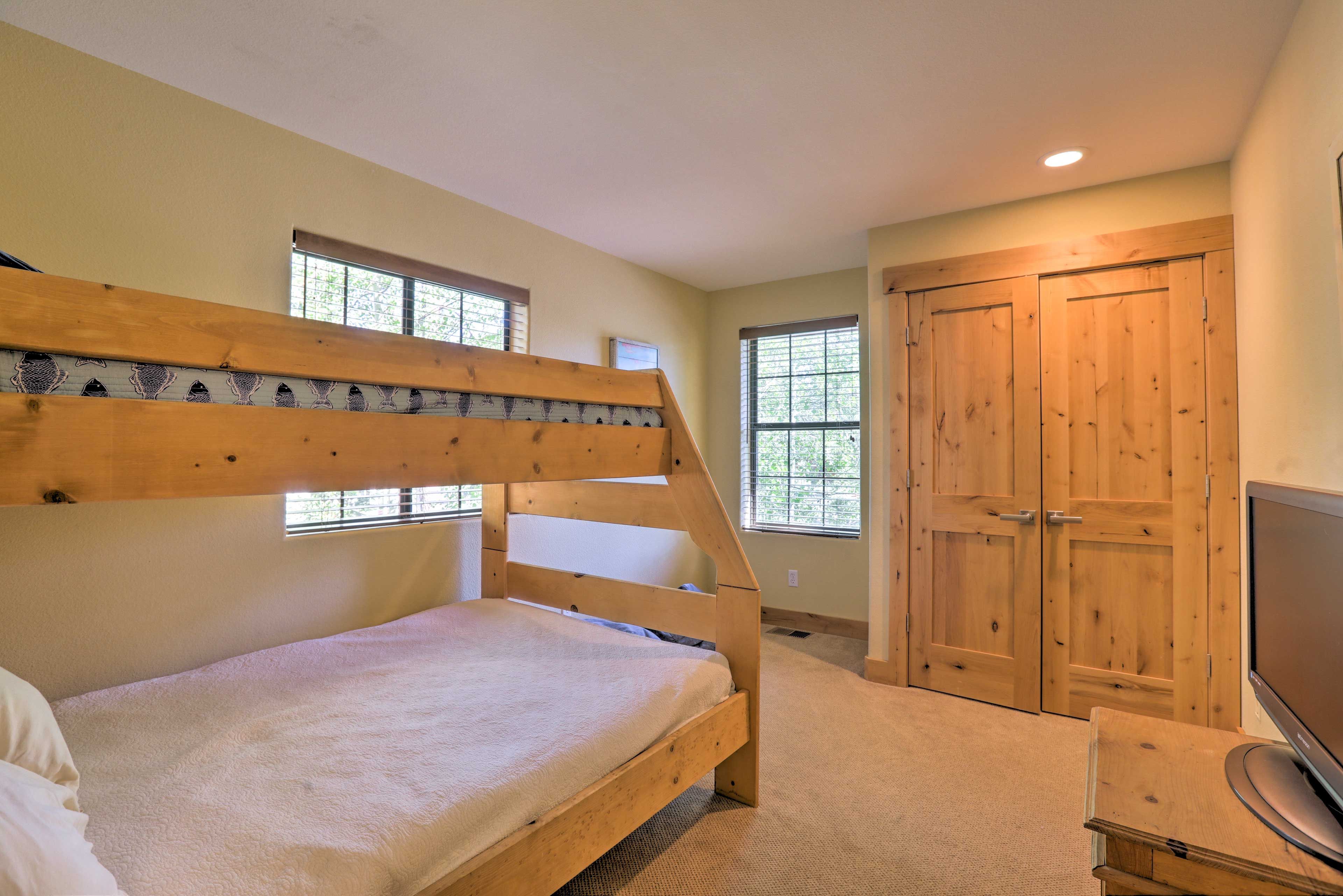 Bedroom 3 | Twin/Full Bunk Bed