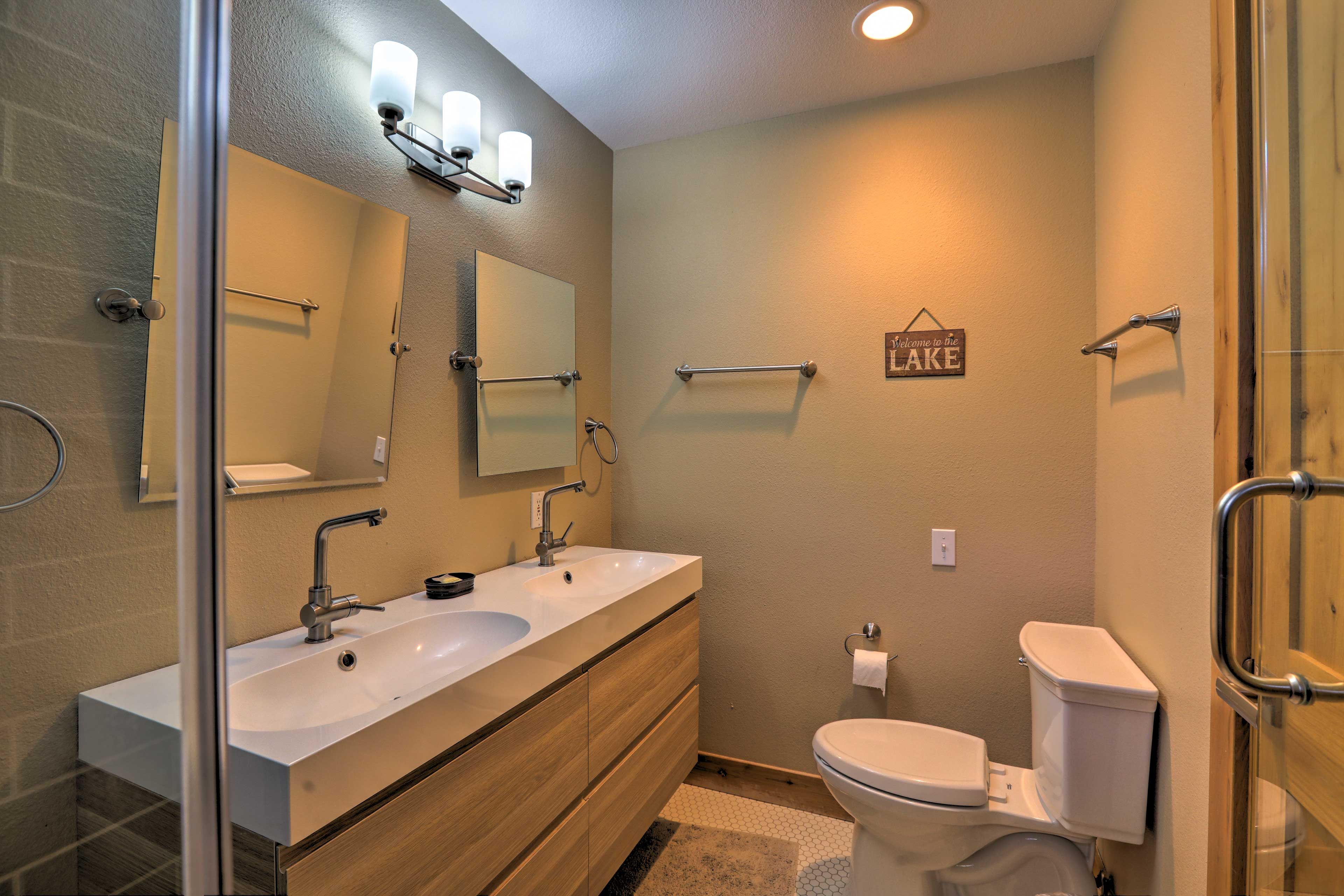 Full Bathroom 1 | En-Suite | Towels Provided