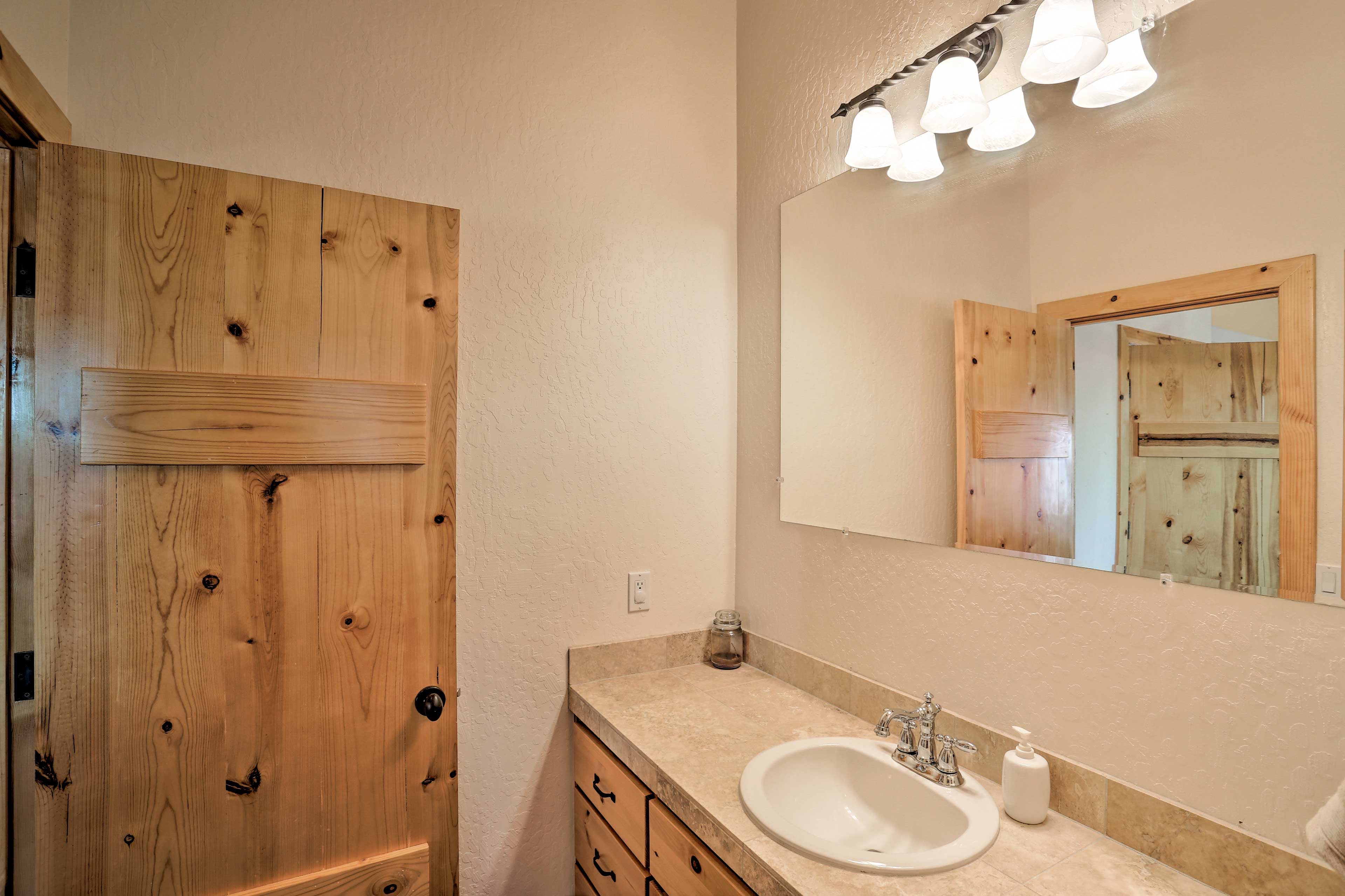 Full Bathroom | Complimentary Toiletries | Hair Dryer